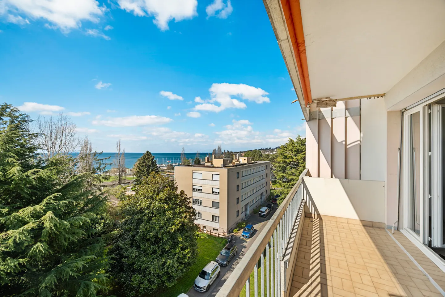 Bright Apartment with Lake View - Photo 2 of 13