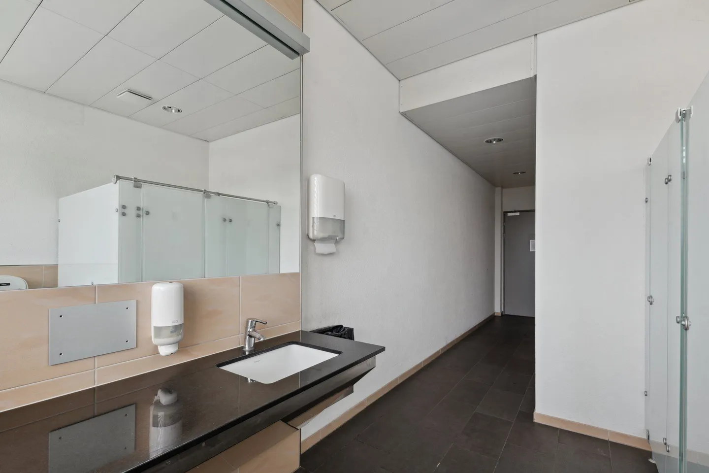 Ready-to-move-in office spaces directly next to Regensdorf train station - Photo 7 of 9