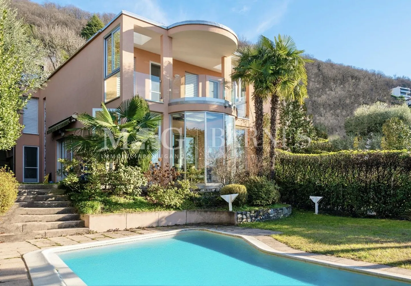 Villa elegante con piscina e vista lago - Foto 1 di 21