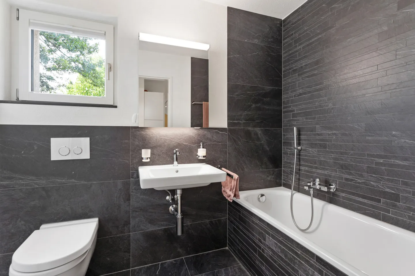 Modern Apartment with Garden Access - Photo 4 of 6