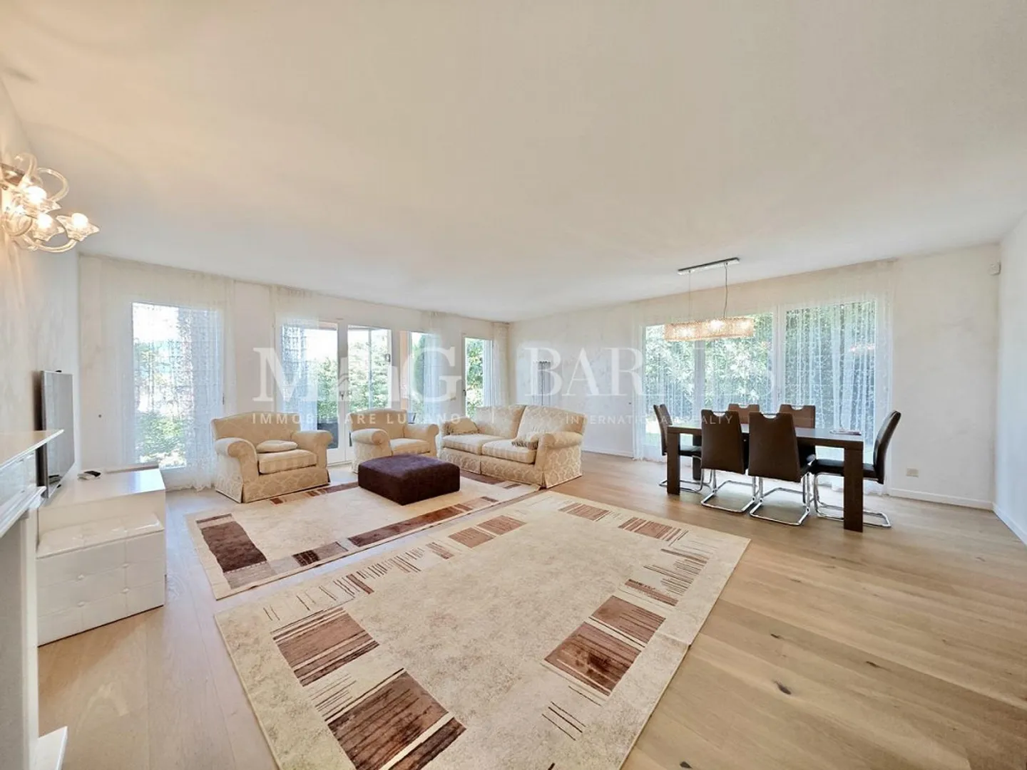 Villa elegante con piscina e vista lago - Foto 2 di 21