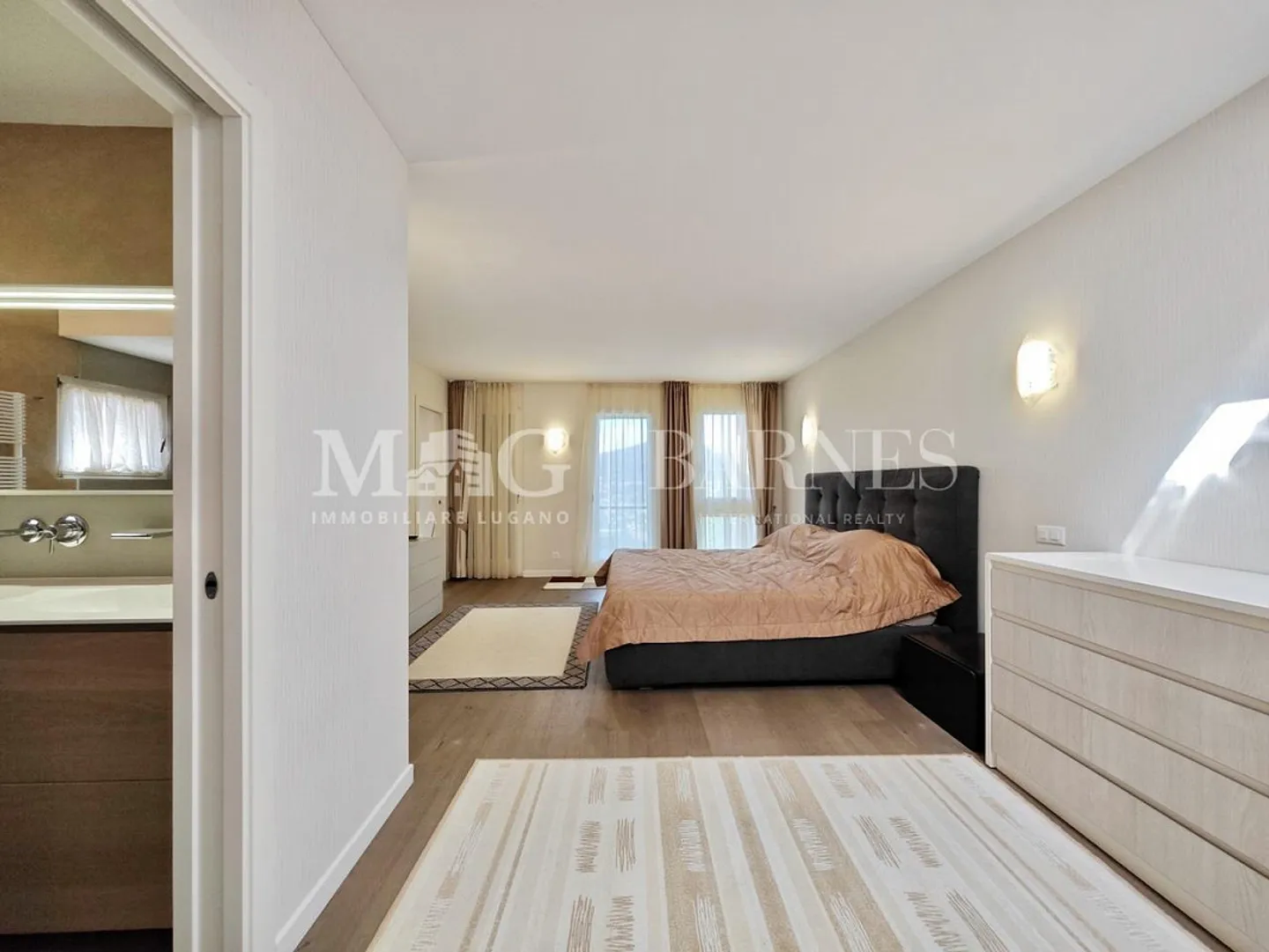 Villa elegante con piscina e vista lago - Foto 7 di 21