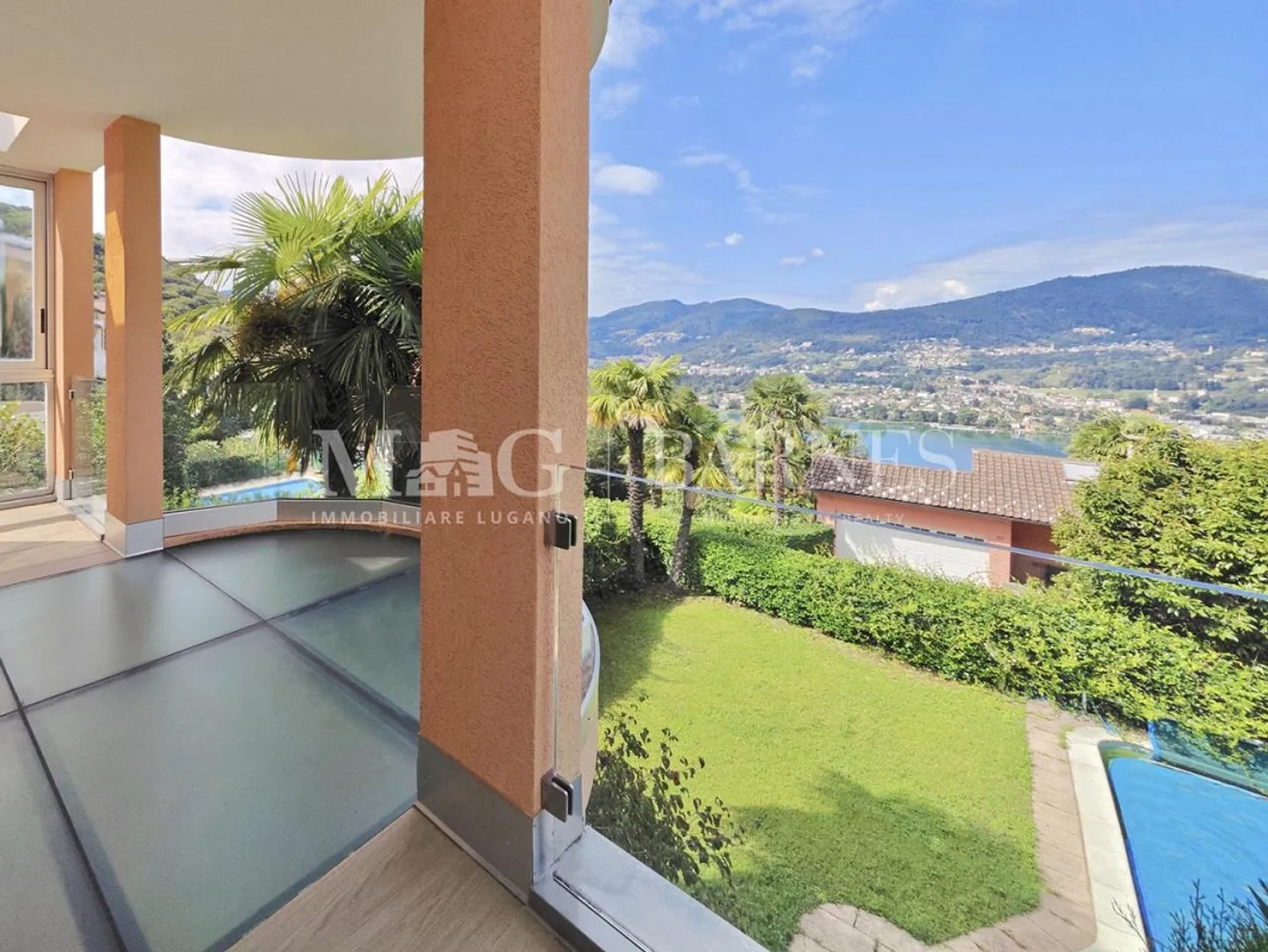 Villa elegante con piscina e vista lago - Foto 4 di 21
