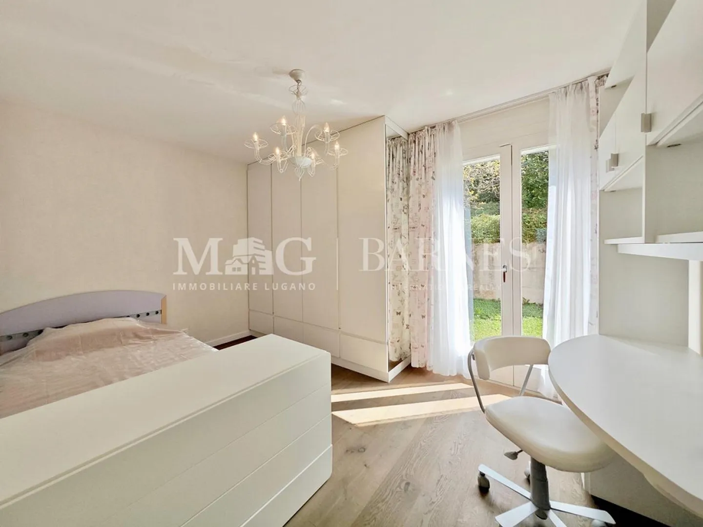 Villa elegante con piscina e vista lago - Foto 11 di 21