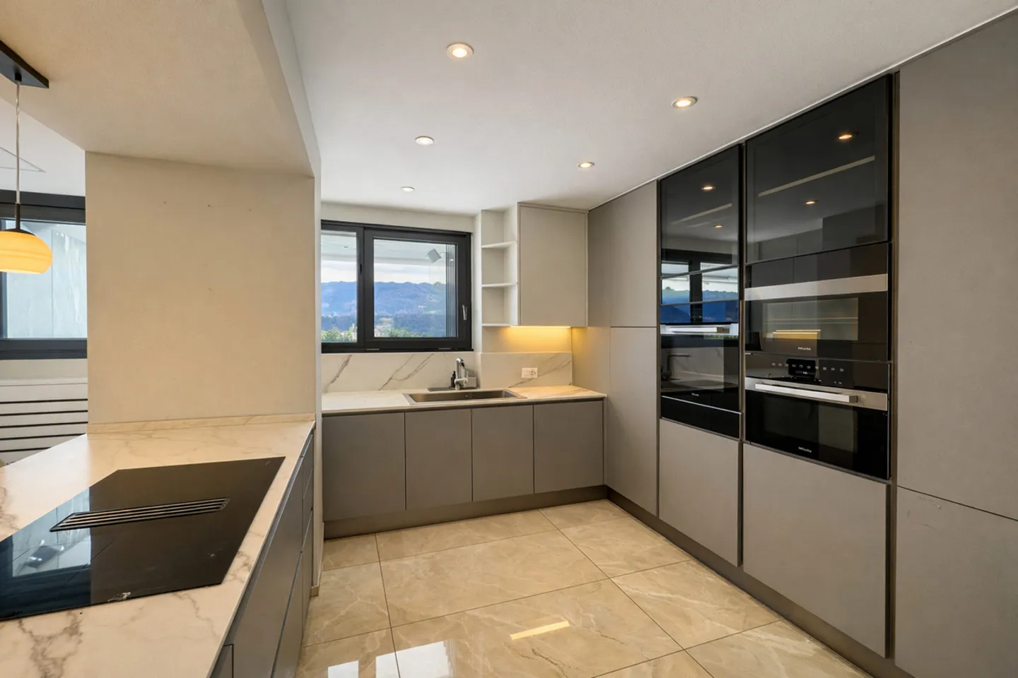 Luxusvilla mit Pool in Collina d’Oro - Foto 3 von 14