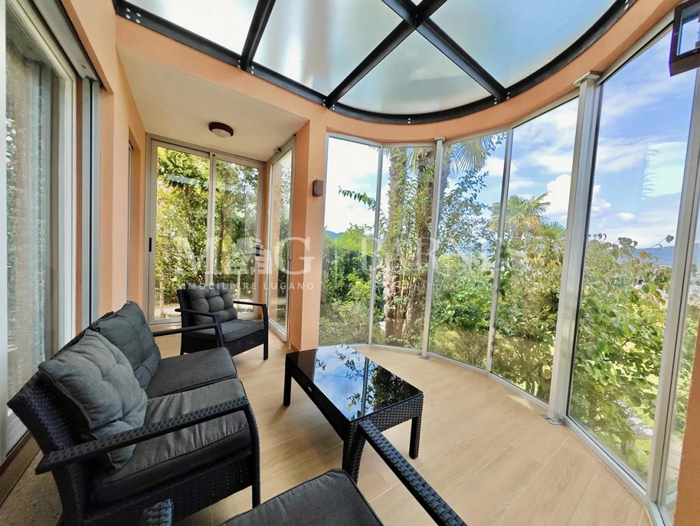 Villa elegante con piscina e vista lago - Foto 17 di 21