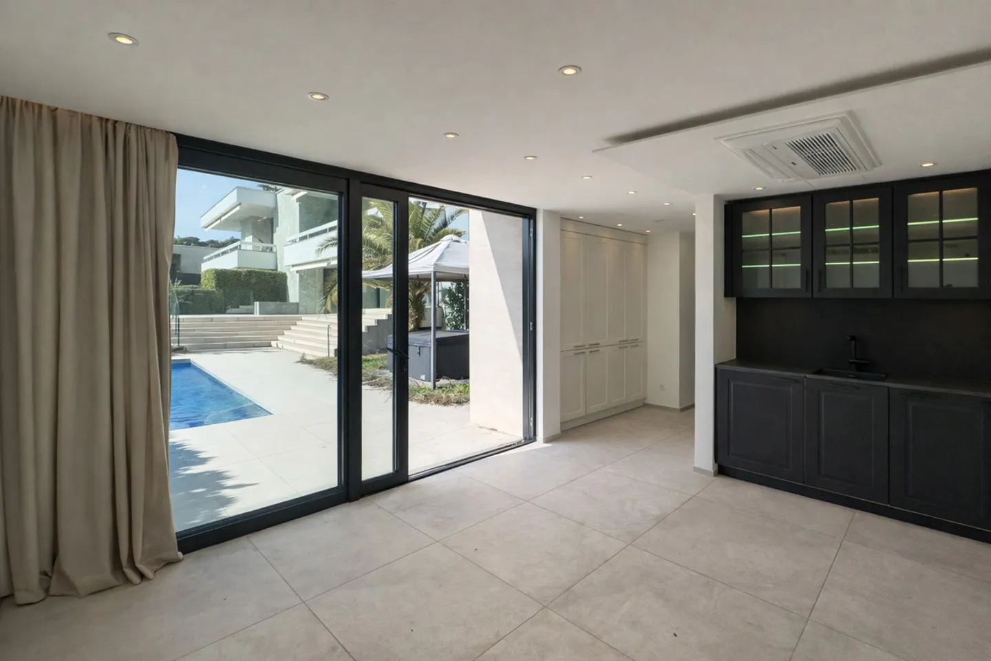 Luxusvilla mit Pool in Collina d’Oro - Foto 12 von 14