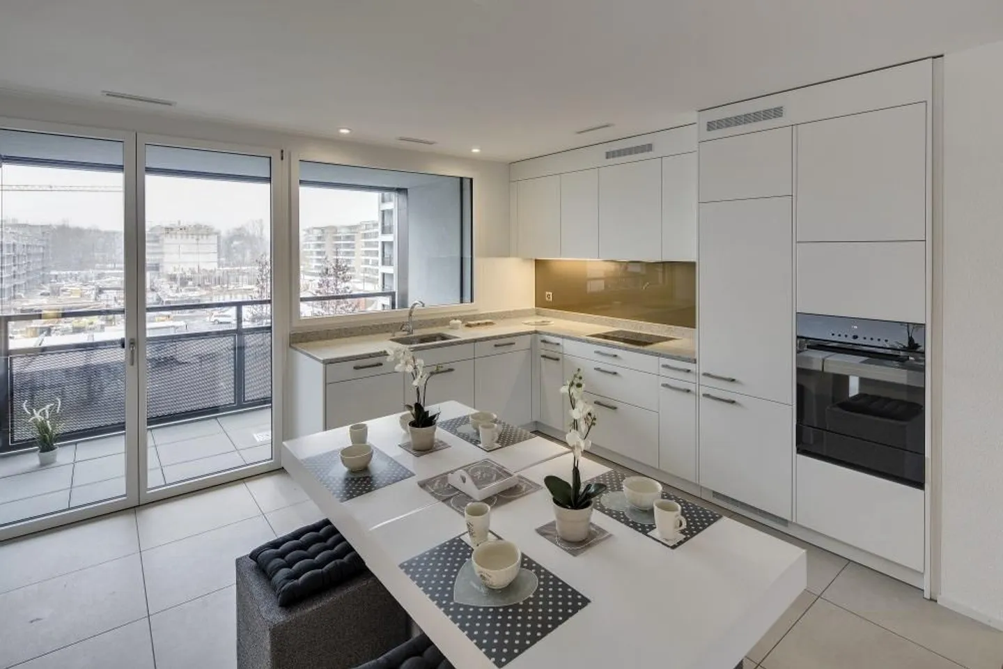 Appartement moderne et lumineux de 3,5 pièces avec vue dégagée à Glattpark, emplacement calme - Photo 2 sur 12