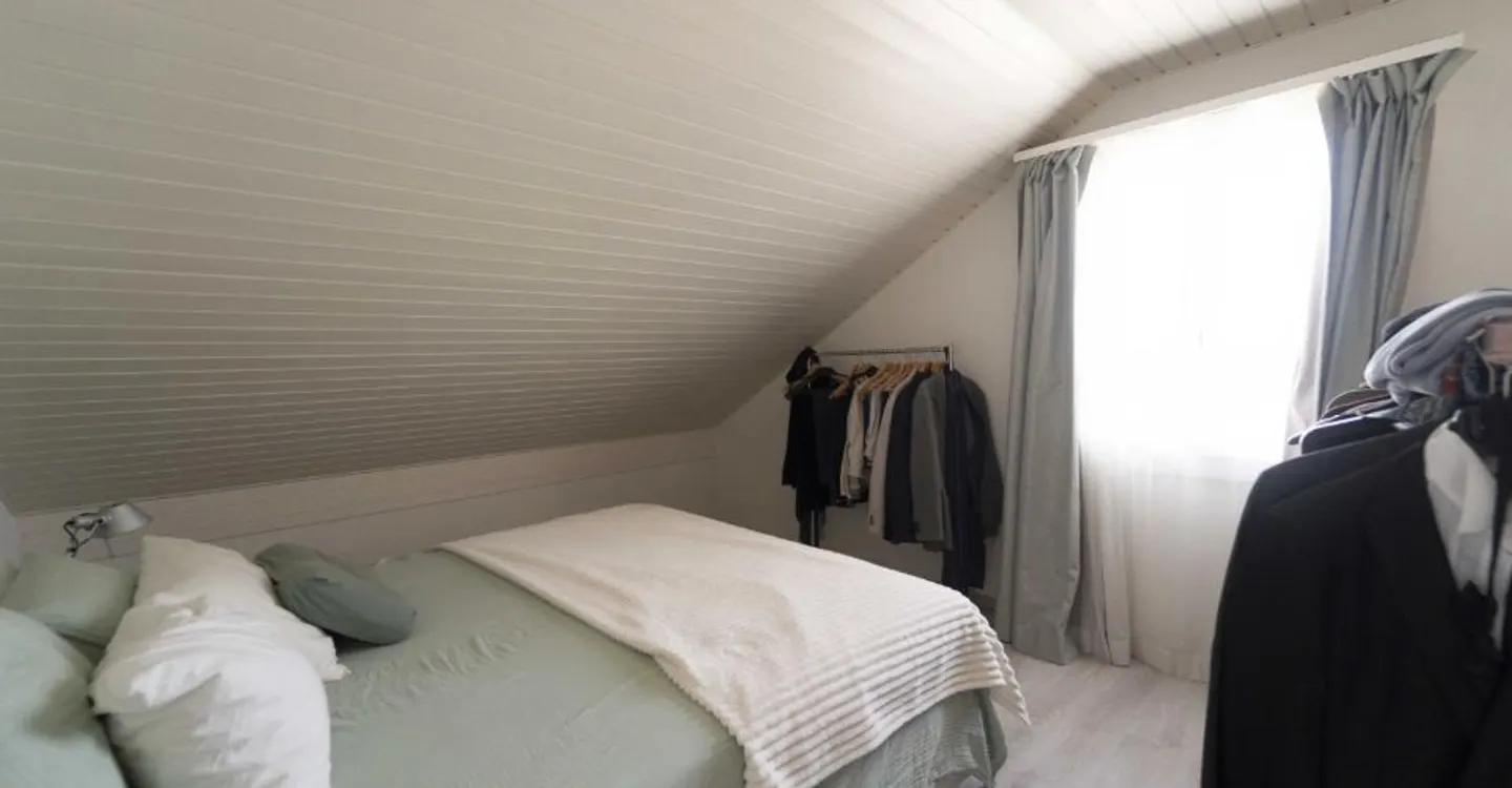 Appartement de 4.5 pièces sous les toits avec séjour entièrement repensé - Foto 8 di 10