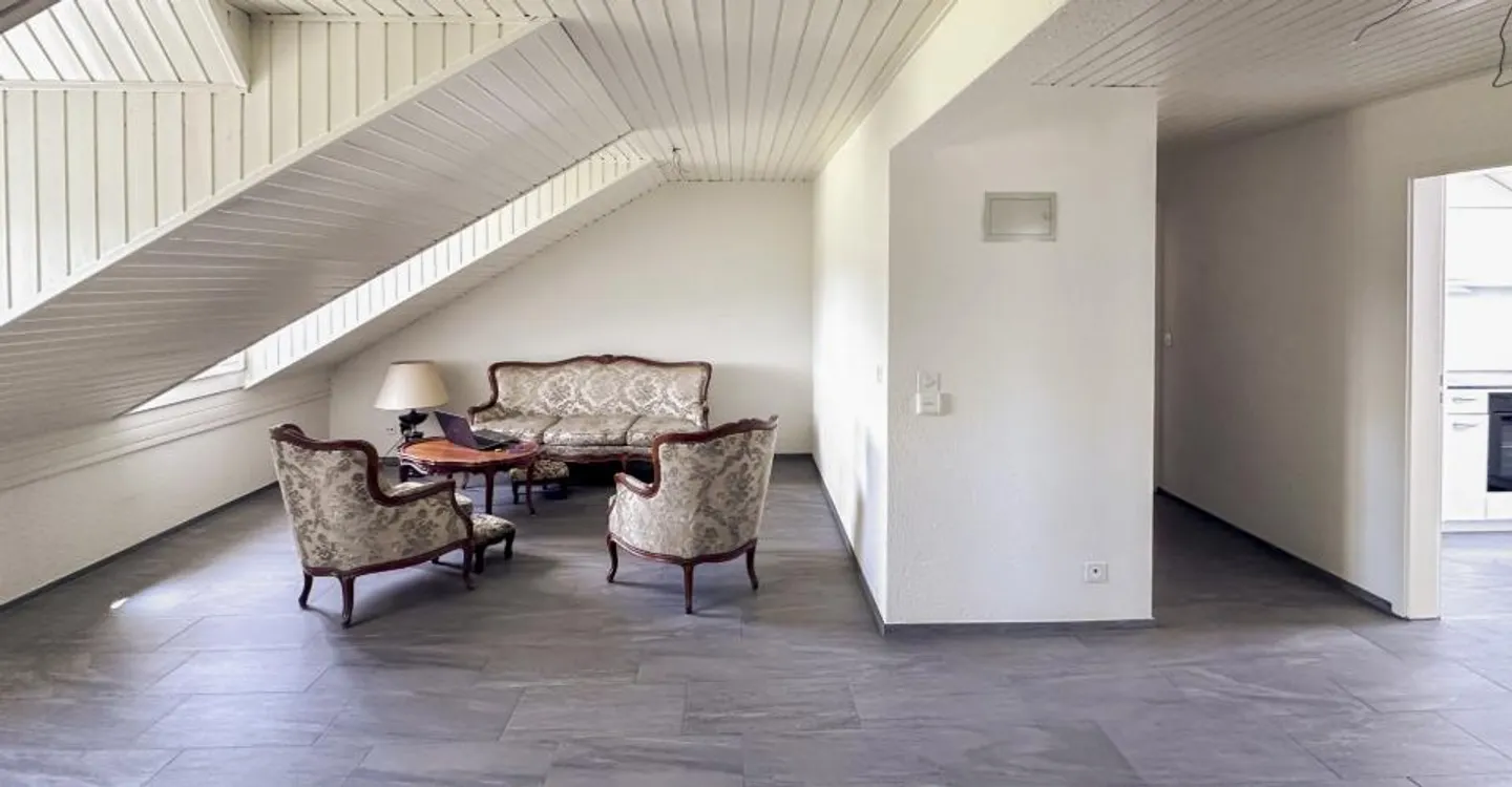 Appartement de 4.5 pièces sous les toits avec séjour entièrement repensé - Foto 10 di 10
