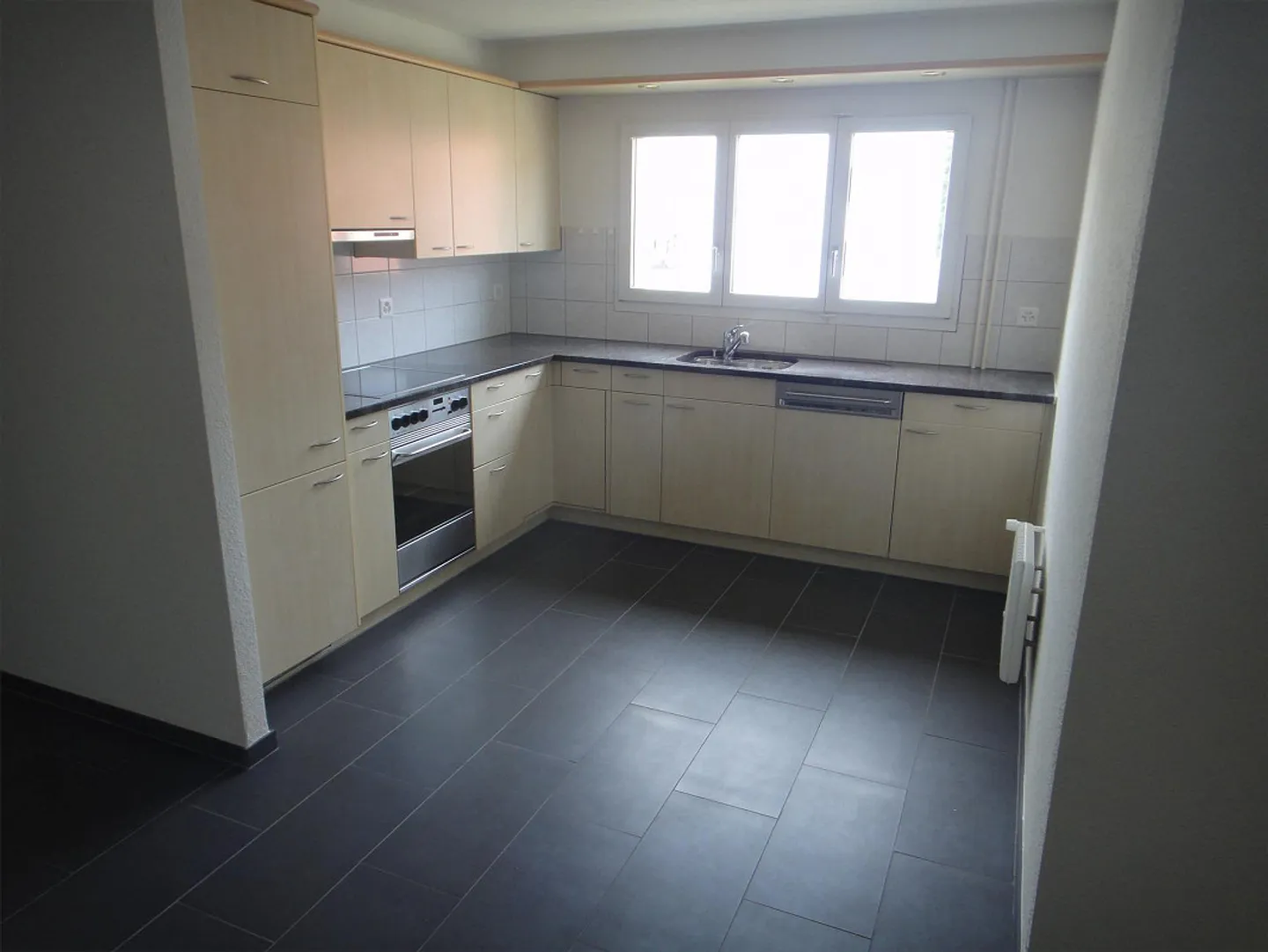 Appartement 4 pièces comme neuf avec balcon - Photo 1 sur 11