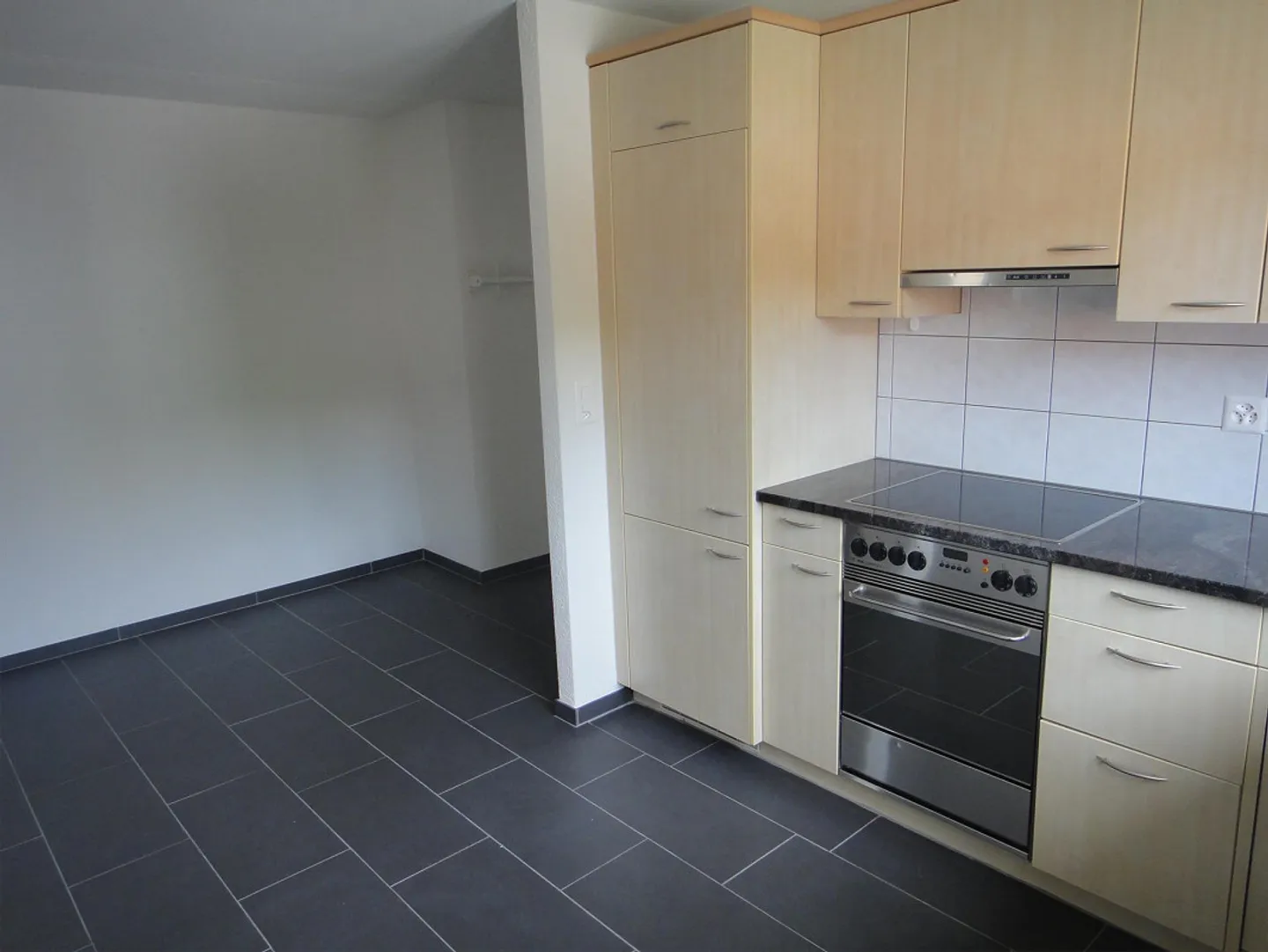 Appartement 4 pièces comme neuf avec balcon - Photo 2 sur 11