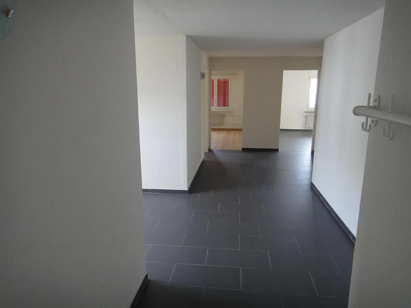 Appartement 4 pièces comme neuf avec balcon - Photo 4 sur 11