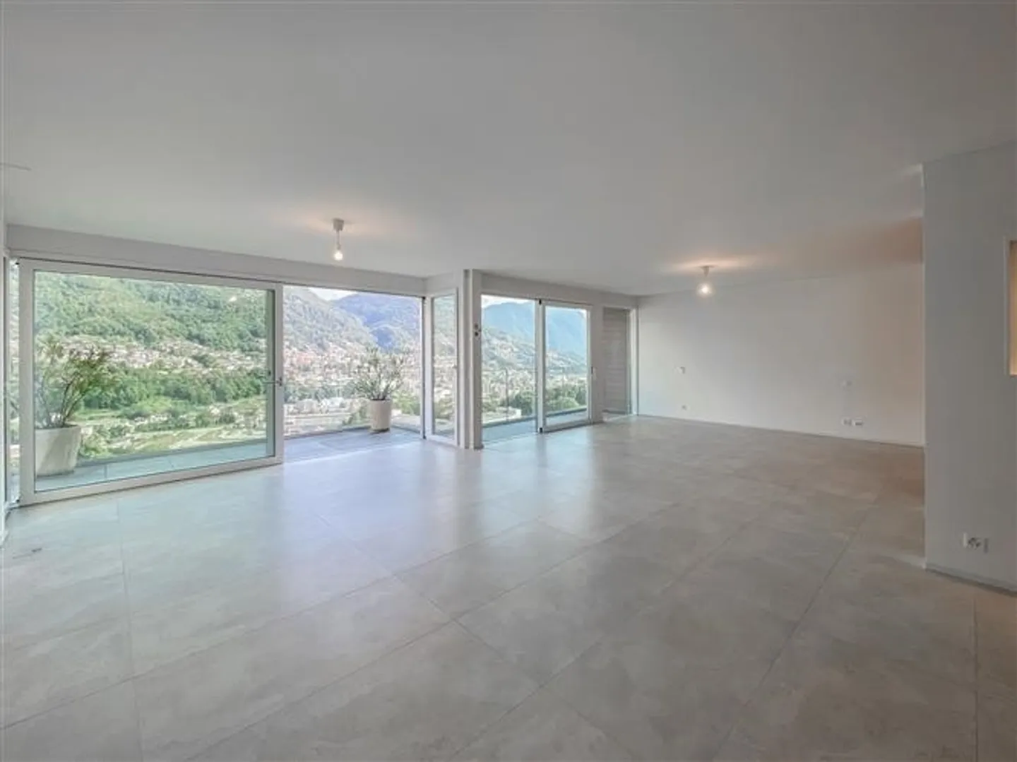 3.5 Room Apartment - Photo 2 of 2