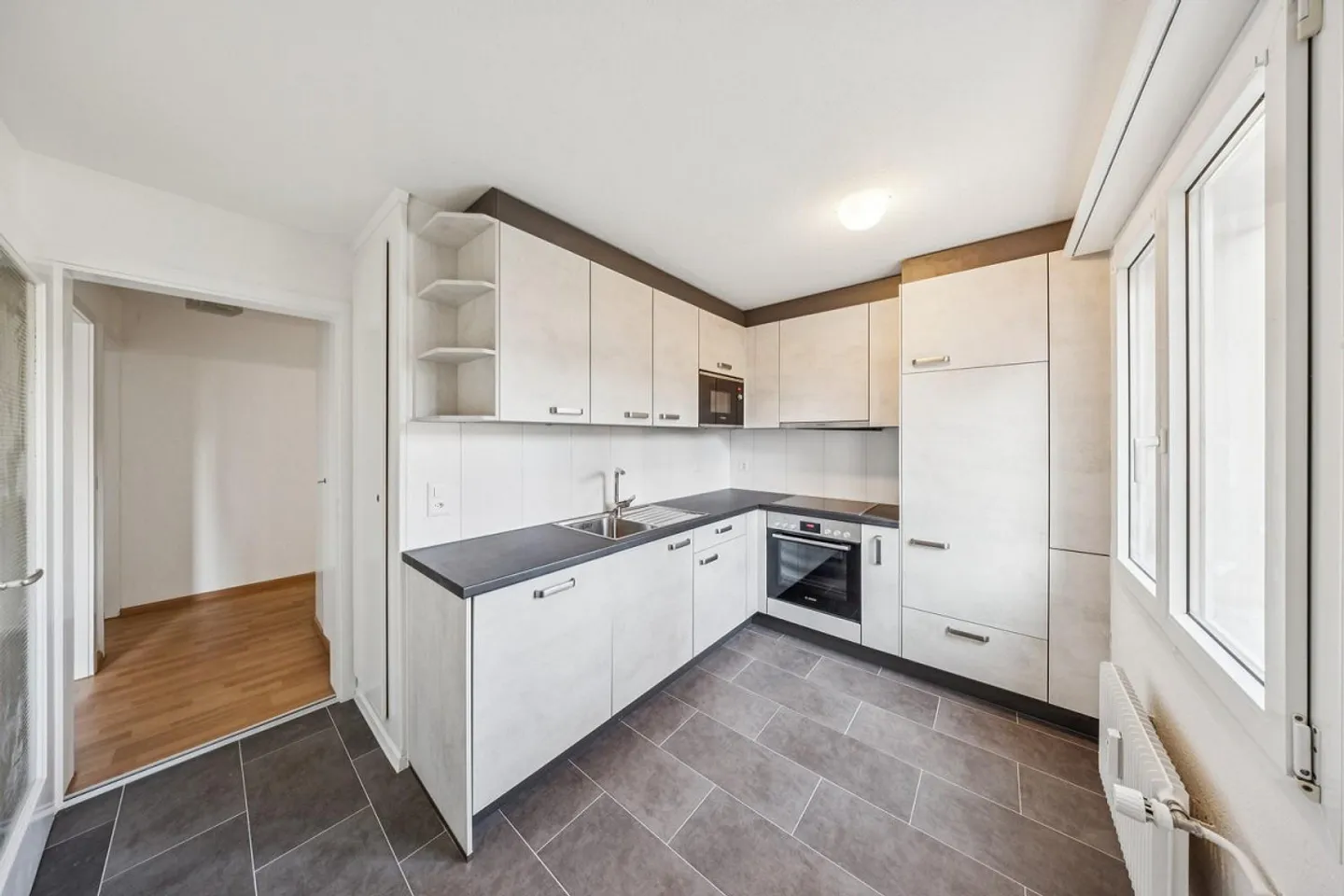 Vivre dans le vert dans un appartement entièrement rénové - Photo 3 sur 10