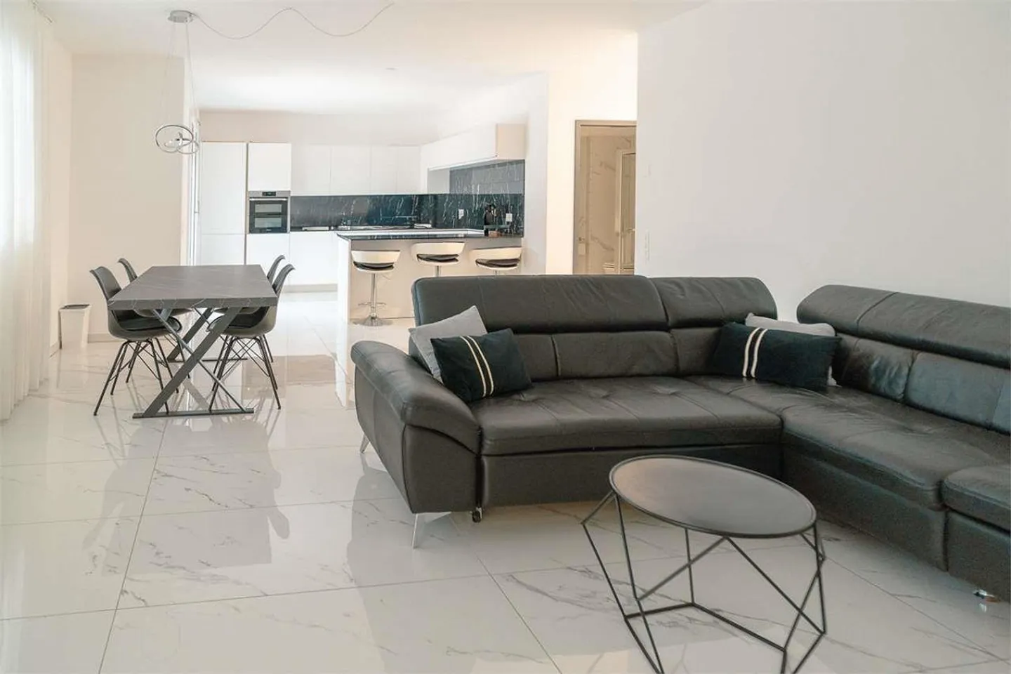 Appartement élégant avec intérieur meublé et jardin privé - Photo 2 sur 13