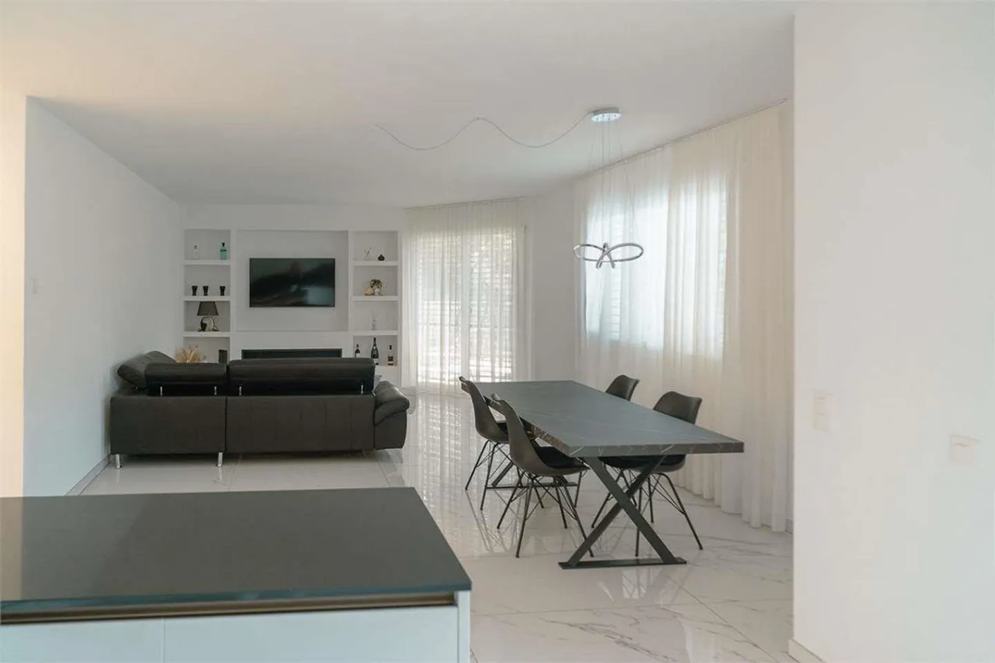 Appartement élégant avec intérieur meublé et jardin privé - Photo 4 sur 13