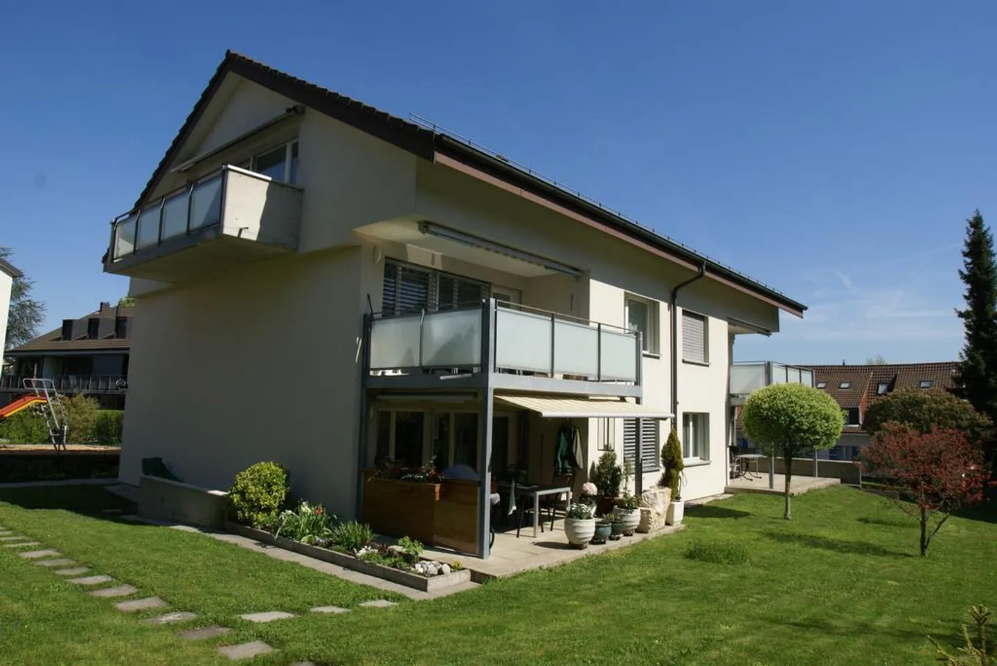 Charmante Dachwohnung mit Balkon - Foto 1 von 12