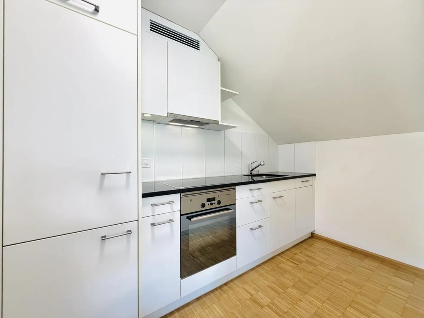 Charmante Dachwohnung mit Balkon - Foto 2 von 12