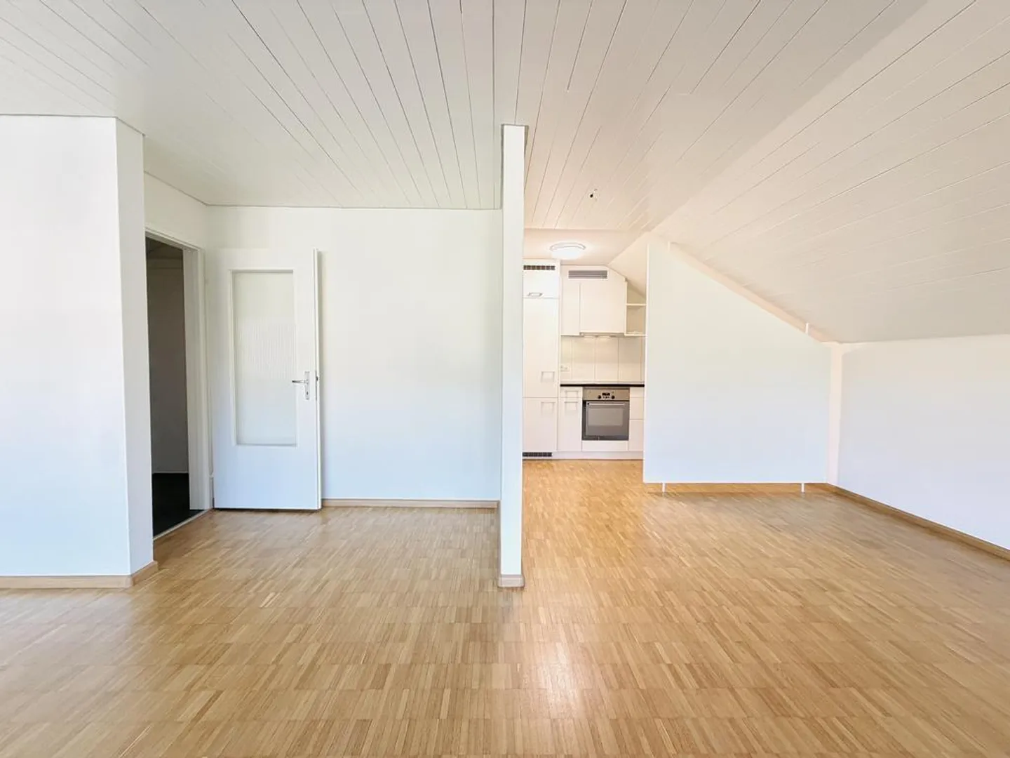 Charmante Dachwohnung mit Balkon - Foto 3 von 12