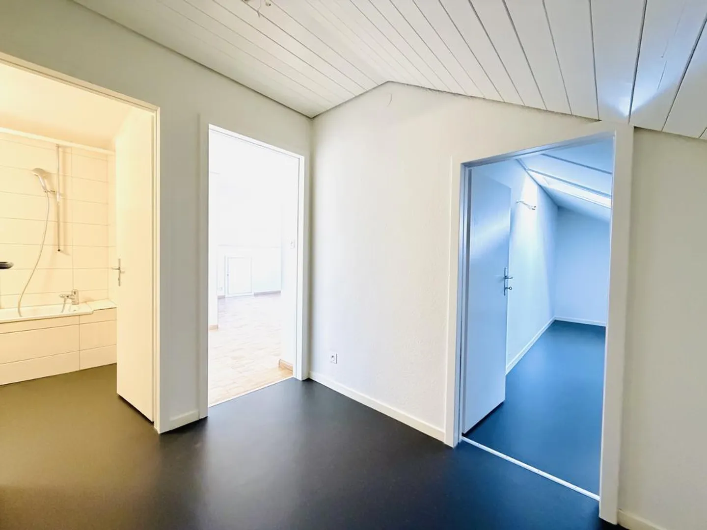 Charmante Dachwohnung mit Balkon - Foto 6 von 12