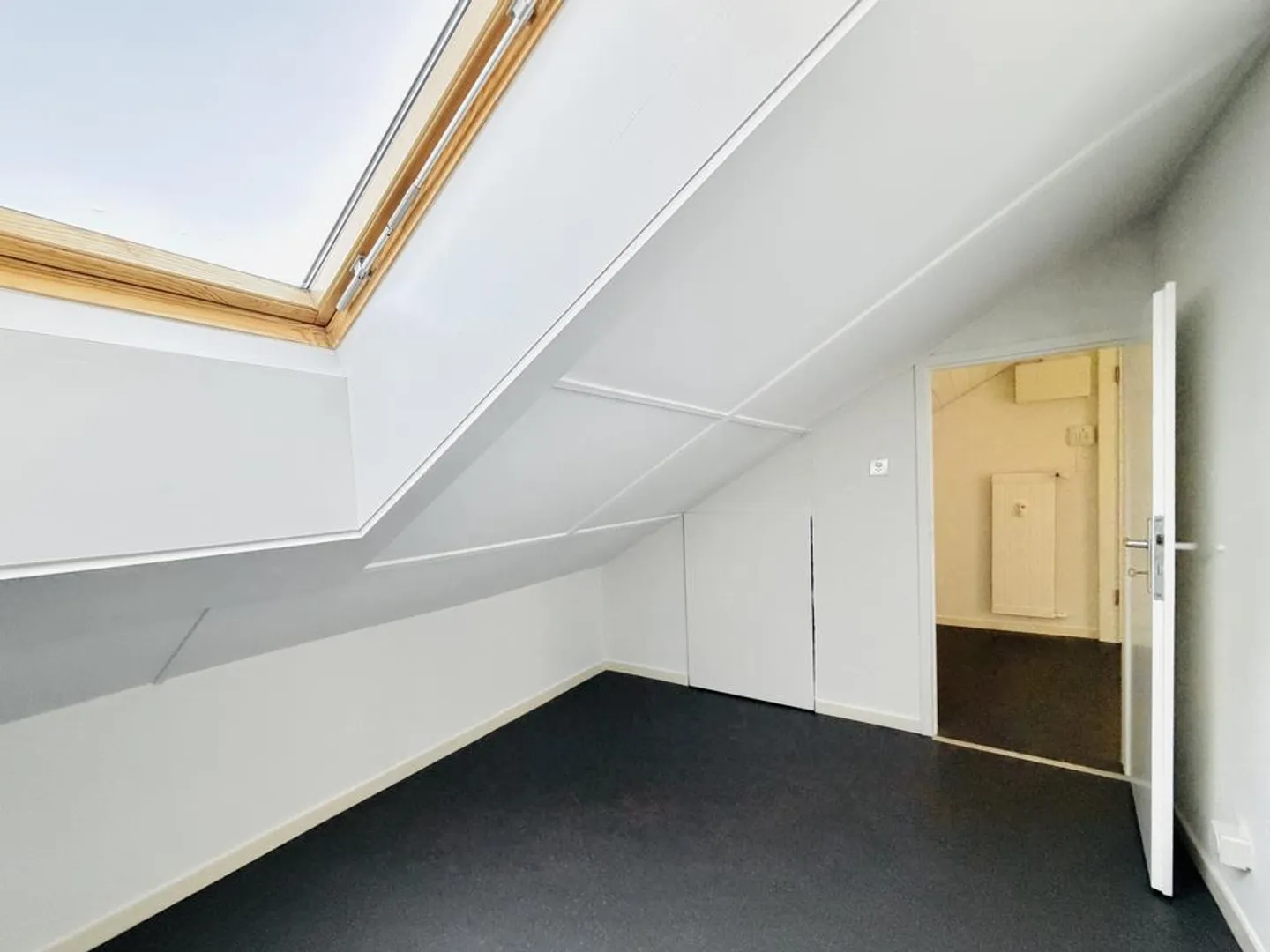 Charmante Dachwohnung mit Balkon - Foto 8 von 12