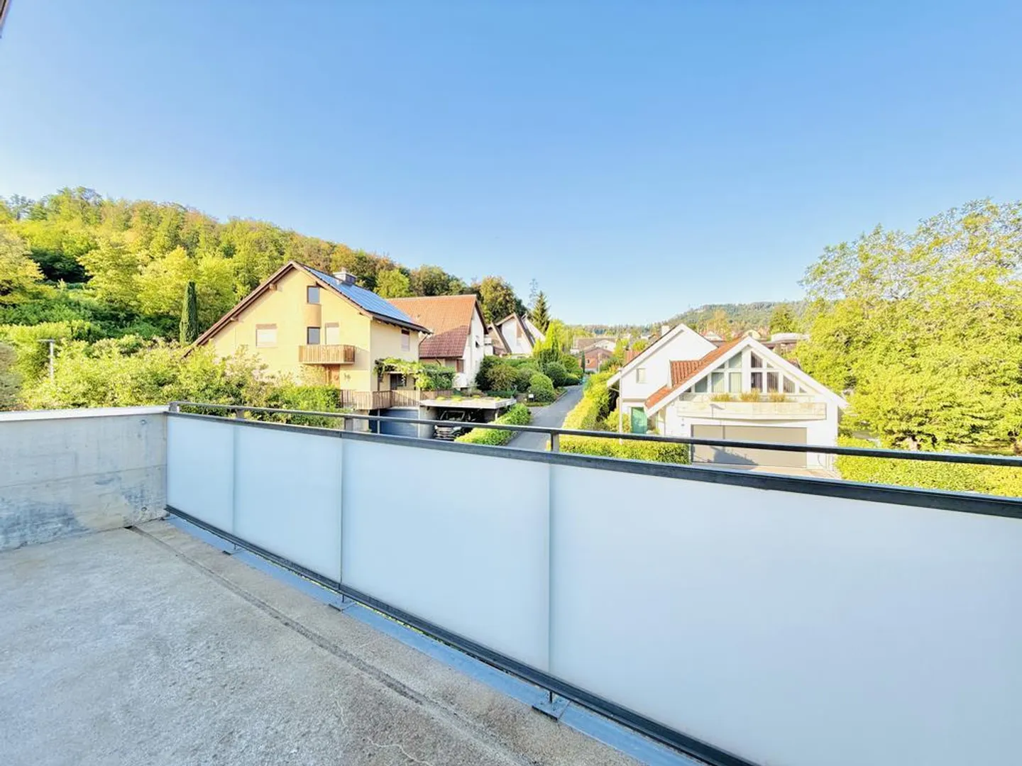 Charmante Dachwohnung mit Balkon - Foto 11 von 12