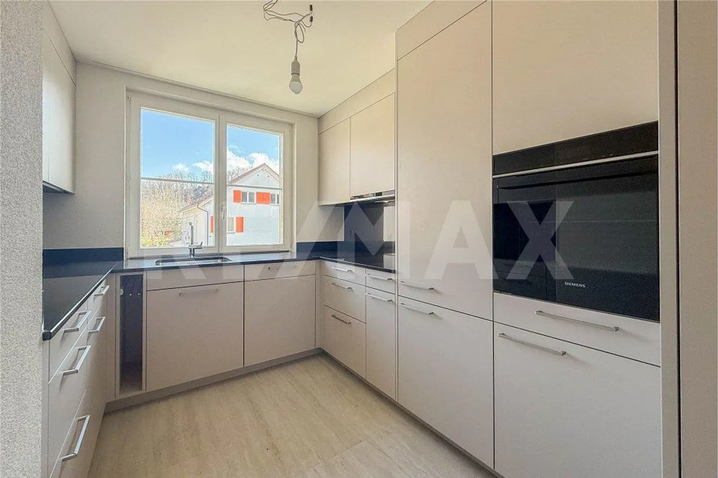 Appartement 4.5 pièces fraîchement rénové à louer à Hornussen - Photo 3 sur 13