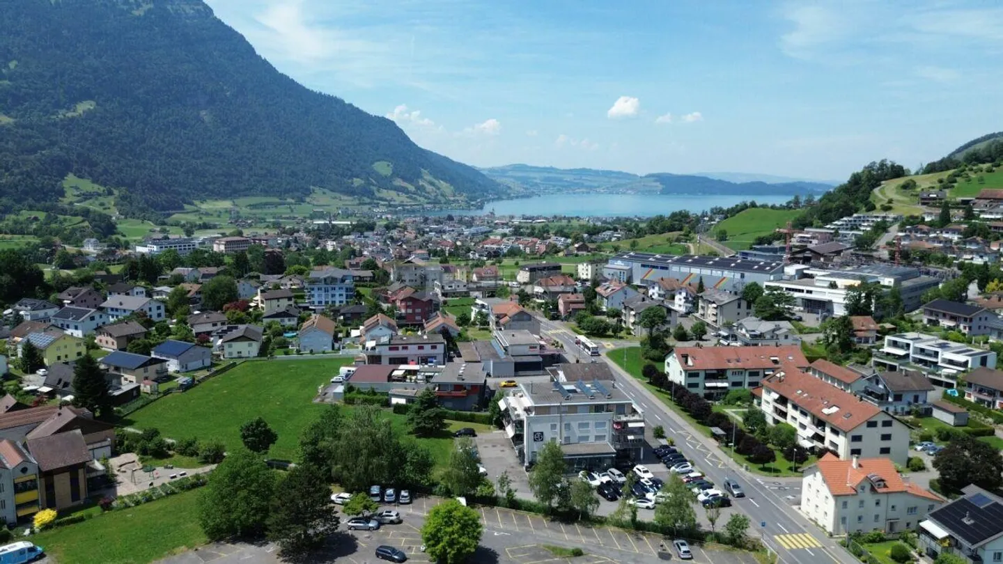 Immeuble résidentiel et commercial avec potentiel de création de valeur ! Investissez maintenant dans un emplacement de choix au cœur de la Suisse. - Photo 2 sur 5