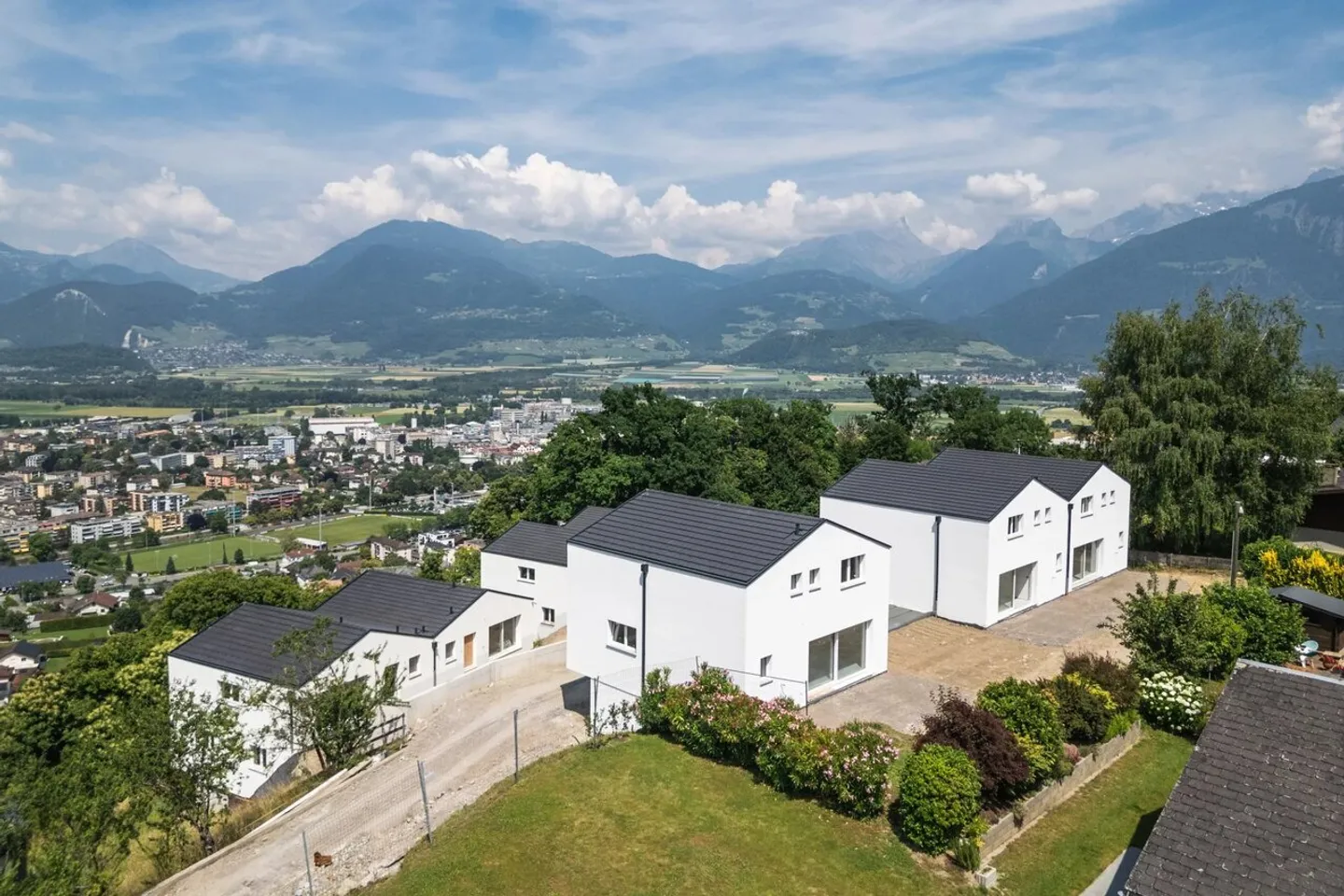 Nouvelle maison spacieuse avec 4,5 ou 5,5 pièces - Photo 10 sur 13