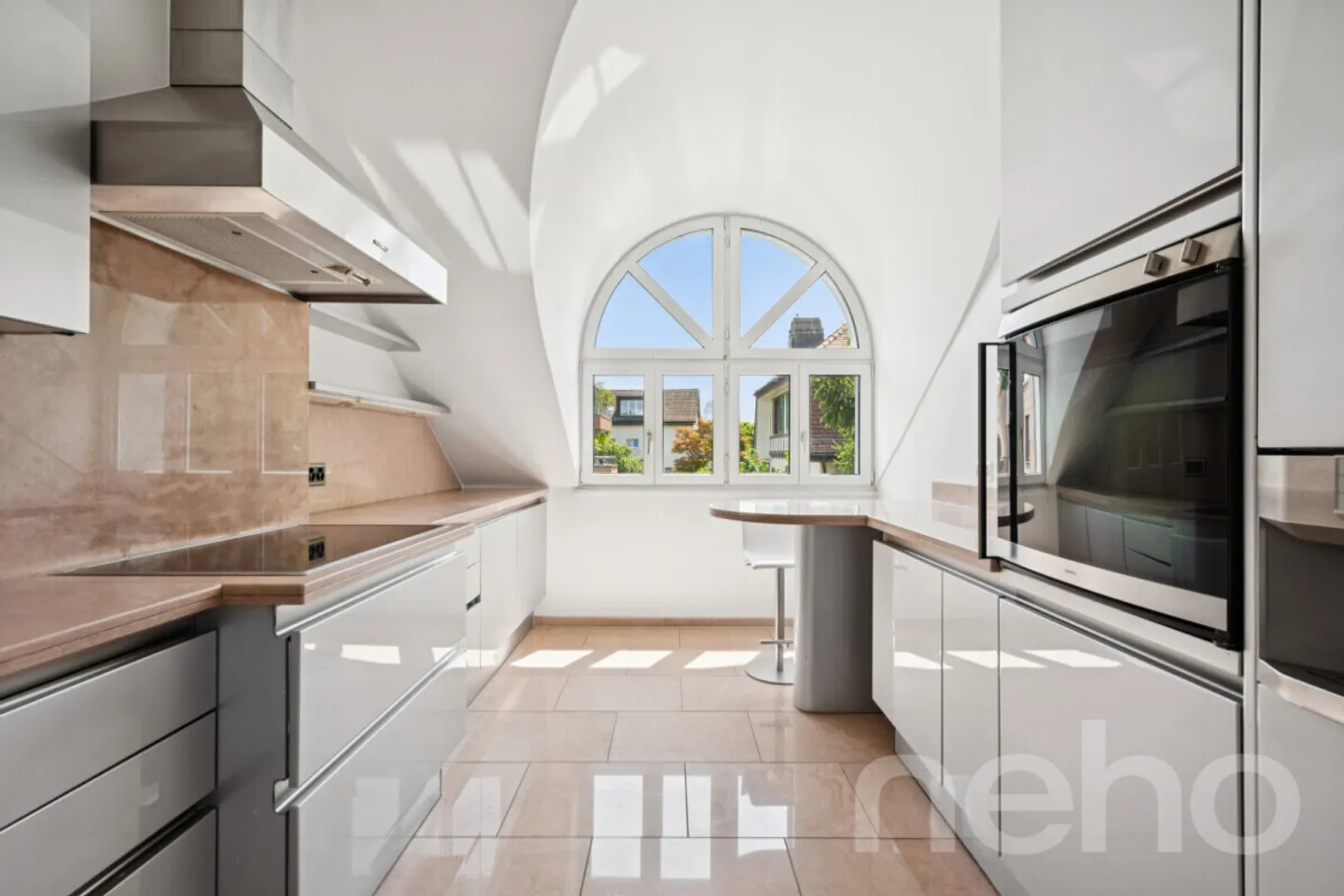 Penthouse apartment with spectacular lake and panoramic views in an attractive location - Photo 7 of 12