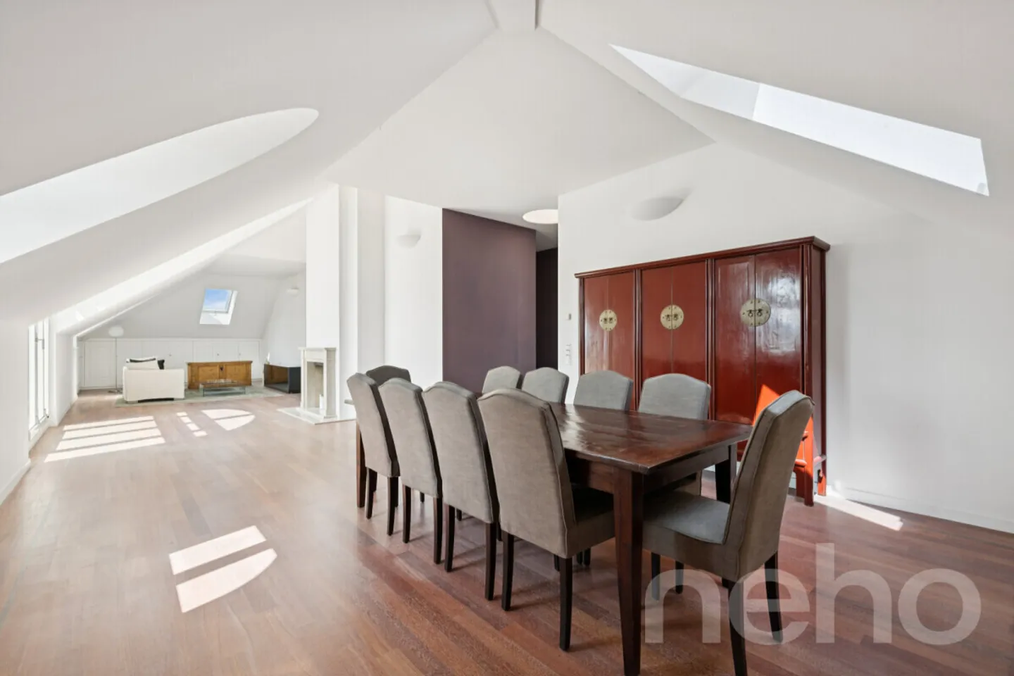 Penthouse apartment with spectacular lake and panoramic views in an attractive location - Photo 8 of 12
