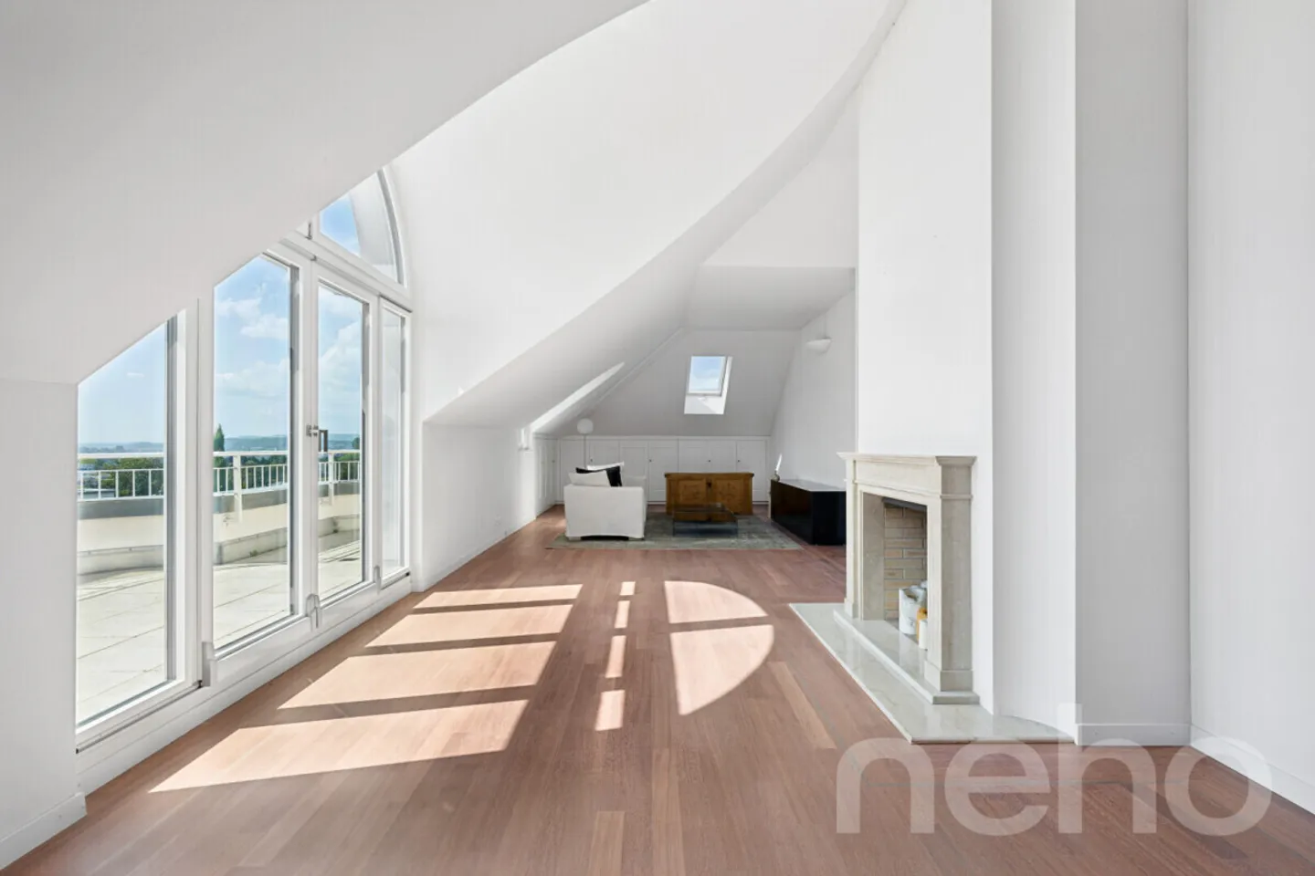 Penthouse apartment with spectacular lake and panoramic views in an attractive location - Photo 10 of 12