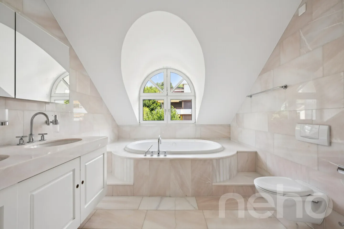 Penthouse apartment with spectacular lake and panoramic views in an attractive location - Photo 12 of 12