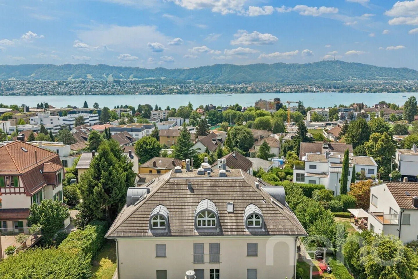 Penthouse apartment with spectacular lake and panoramic views in an attractive location - Photo 3 of 12