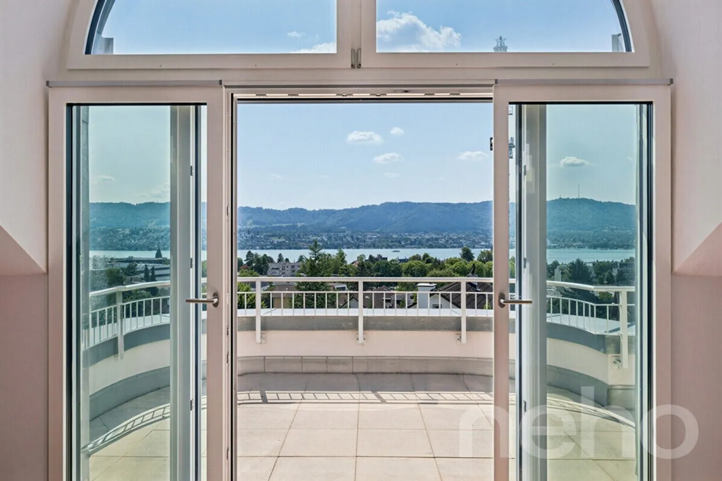 Penthouse apartment with spectacular lake and panoramic views in an attractive location - Photo 4 of 12