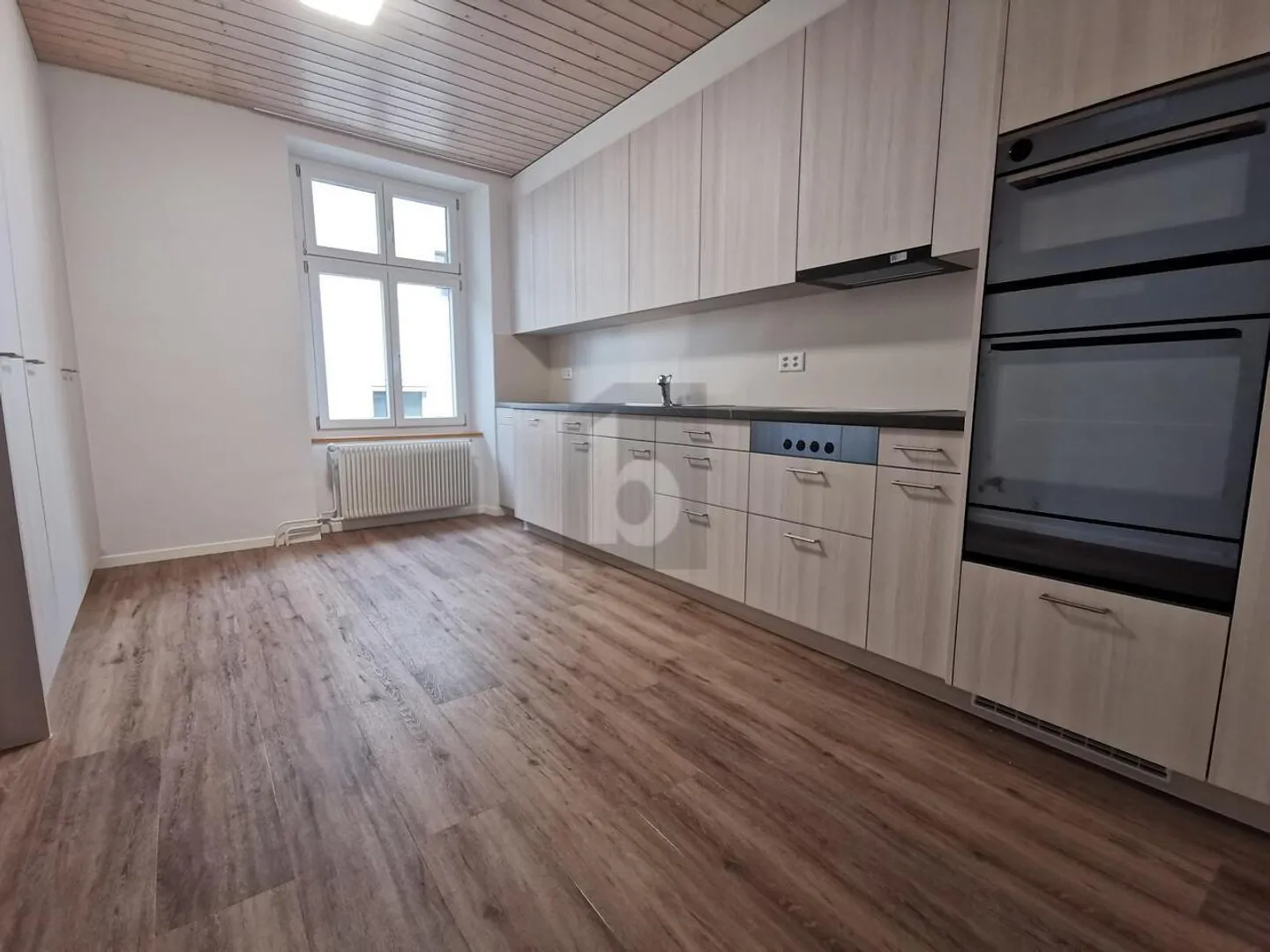 GROSSZÜGIG UND ZENTRAL - Foto 2 von 6