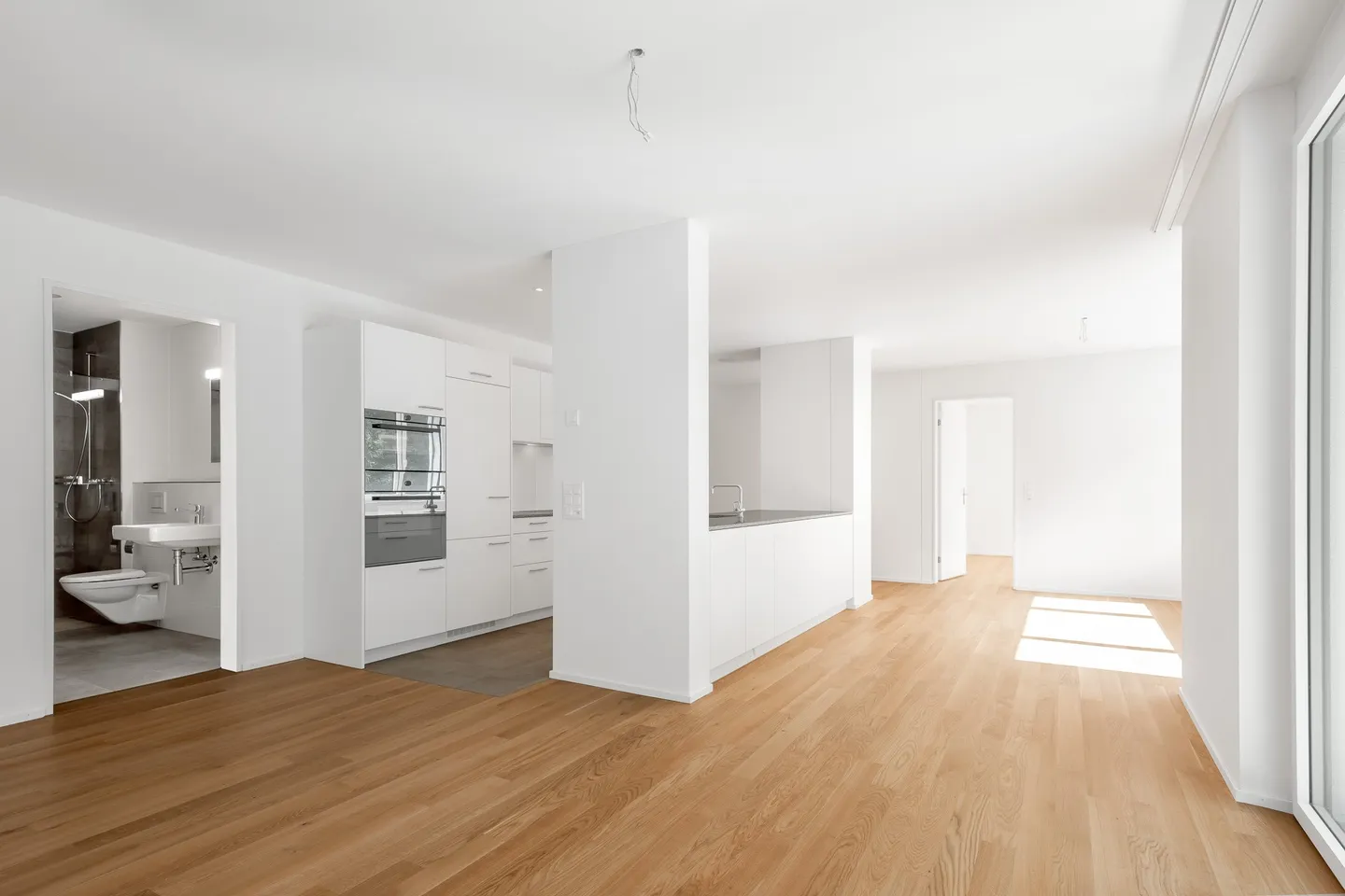 Modern 3.5-Room Apartment - Photo 2 of 8