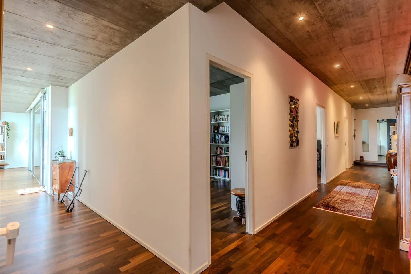 Spacieux appartement contemporain de 6.5 pièces avec patio - env. 208 m² habitab - Photo 2 sur 13