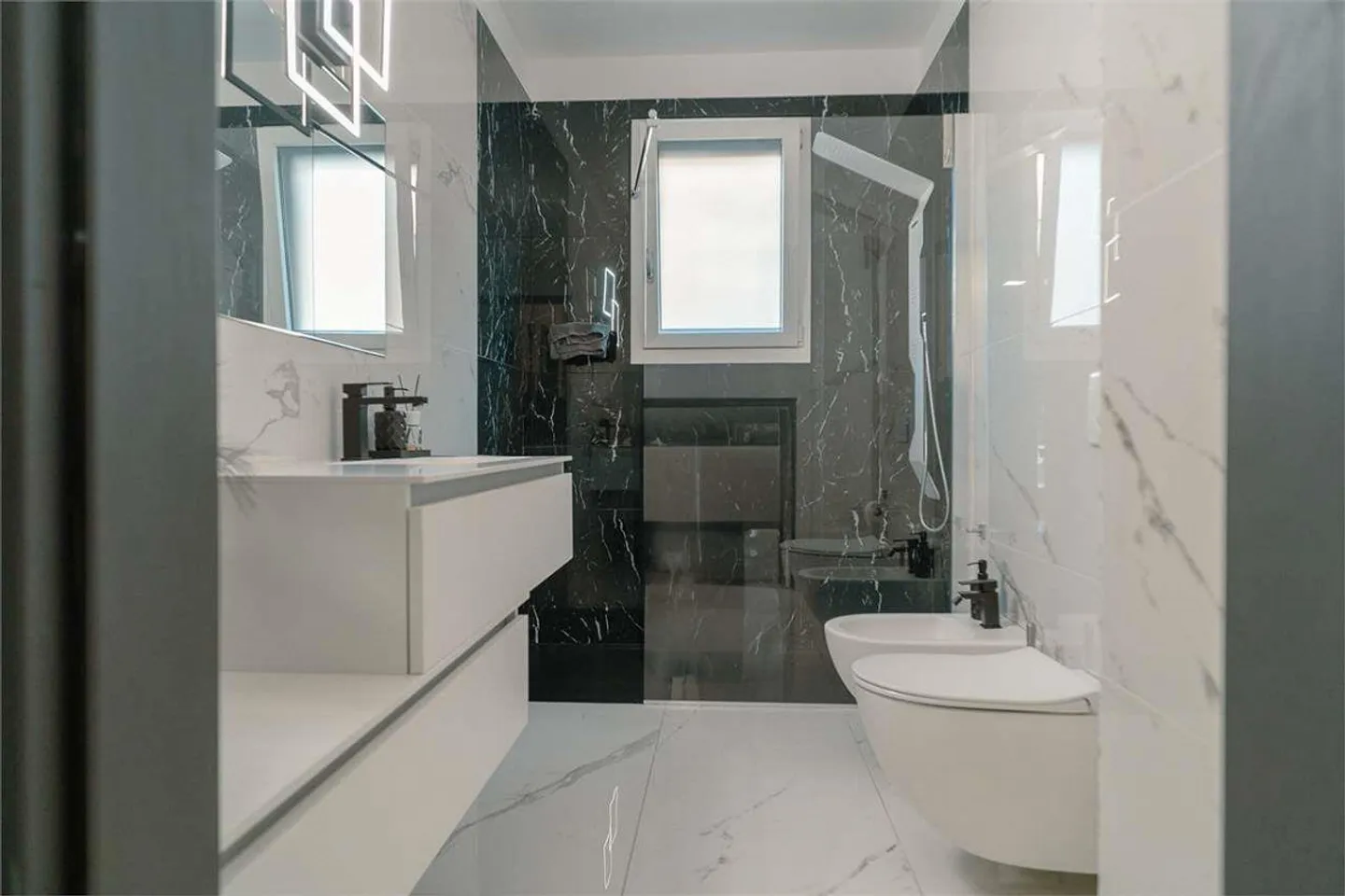 Appartement élégant avec intérieur meublé et jardin privé - Photo 11 sur 13