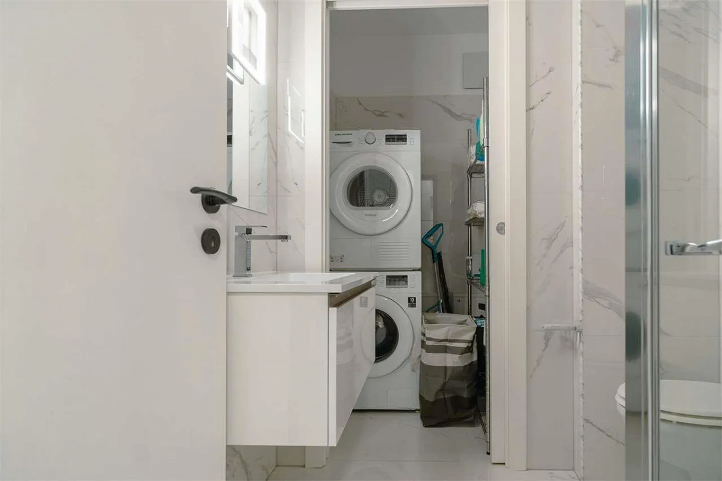 Appartement élégant avec intérieur meublé et jardin privé - Photo 12 sur 13