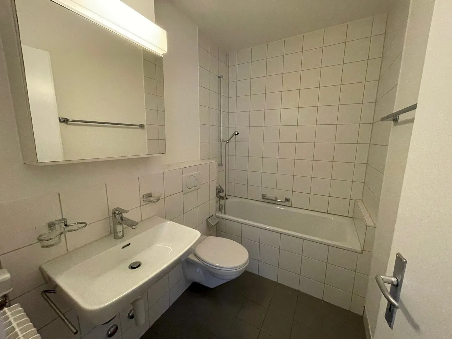 Appartement 3.5 pièces partiellement rénové avec balcon - Photo 2 sur 7