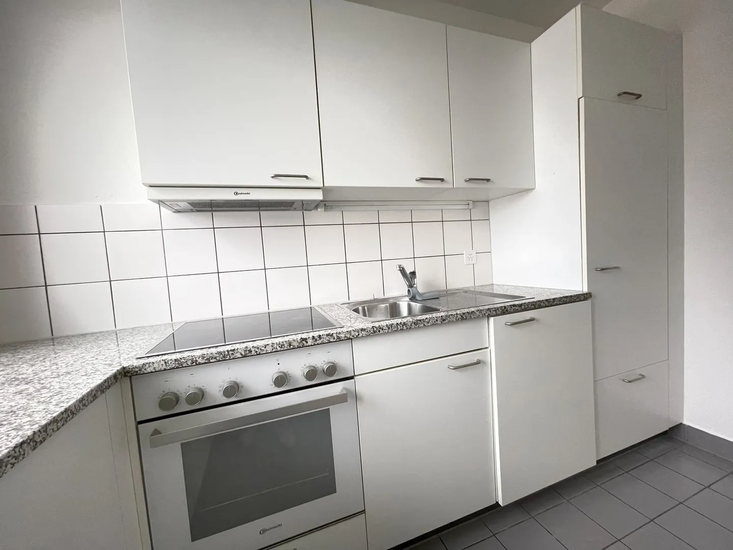 Appartement 3.5 pièces partiellement rénové avec balcon - Photo 3 sur 7