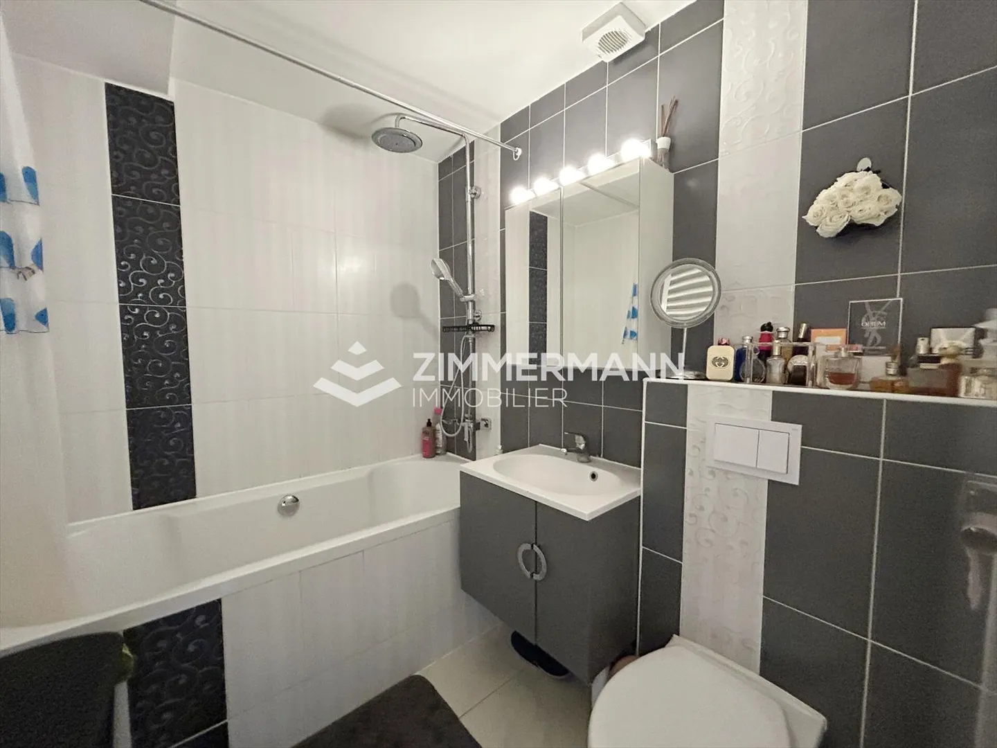 Maison spacieuse avec véranda, jardin et dépendance - à quelques minutes de Genève - Photo 7 sur 8