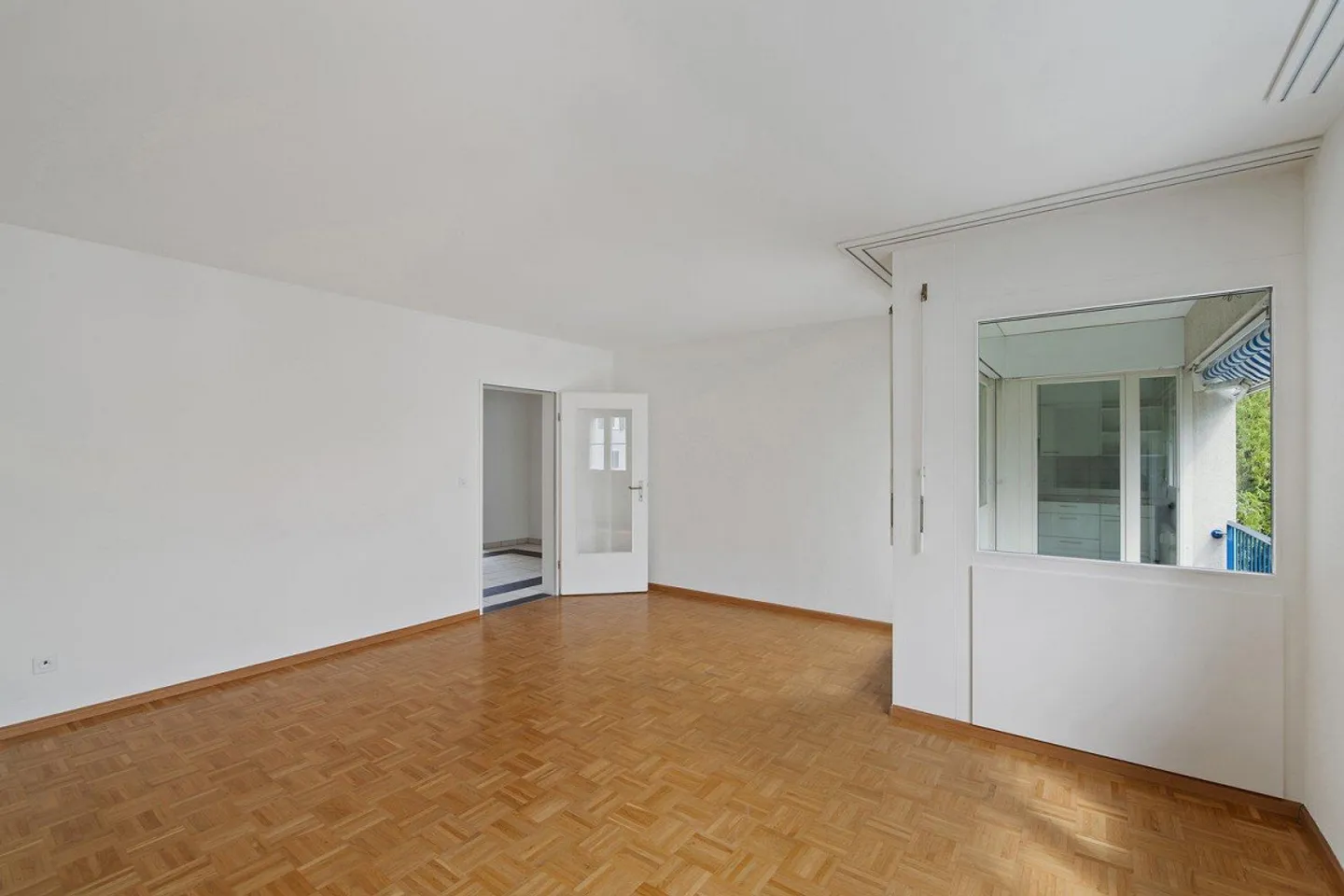 Moderno appartamento di 3,5 stanze con balcone ad Arlesheim - Foto 3 di 10
