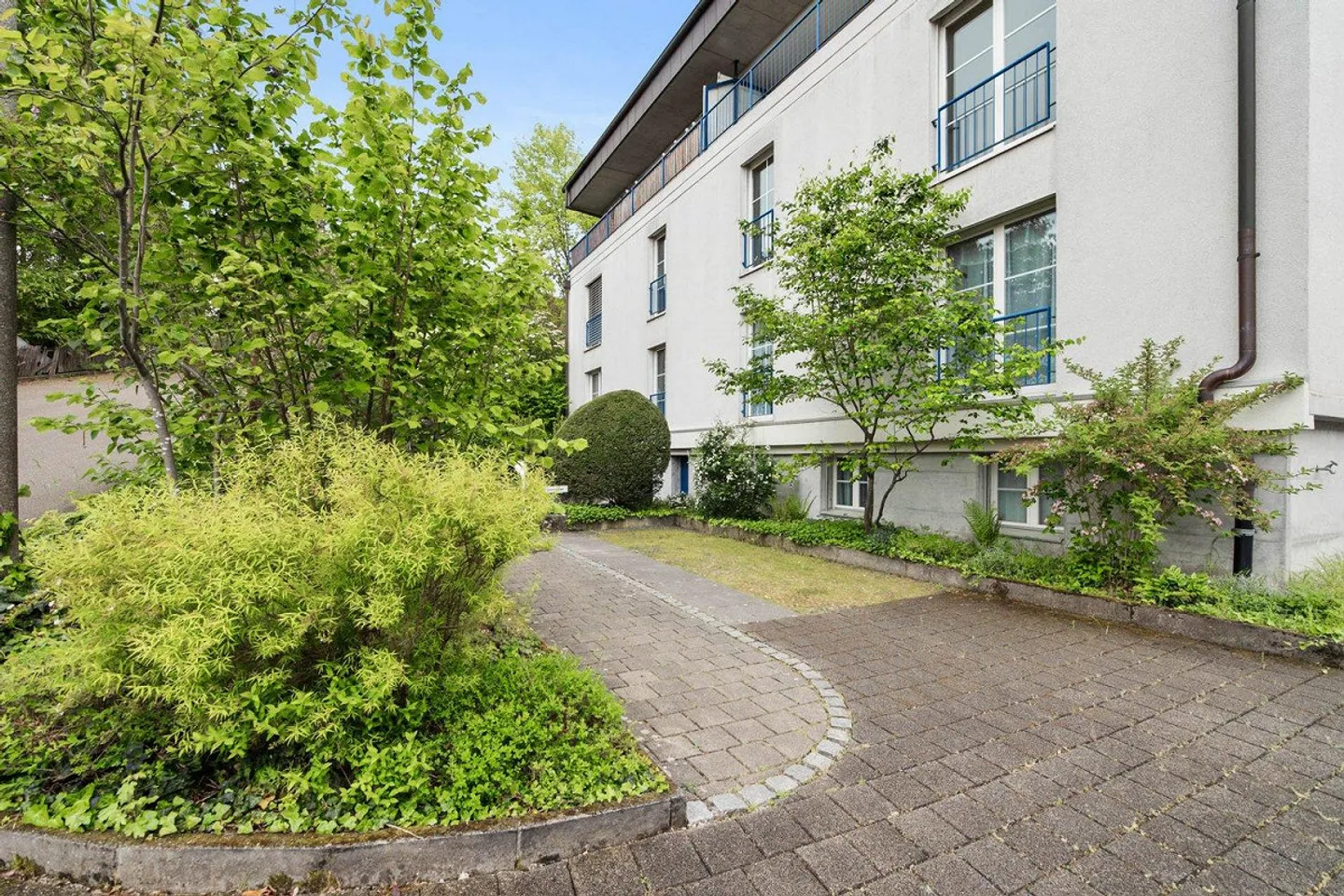 Moderno appartamento di 3,5 stanze con balcone ad Arlesheim - Foto 1 di 10