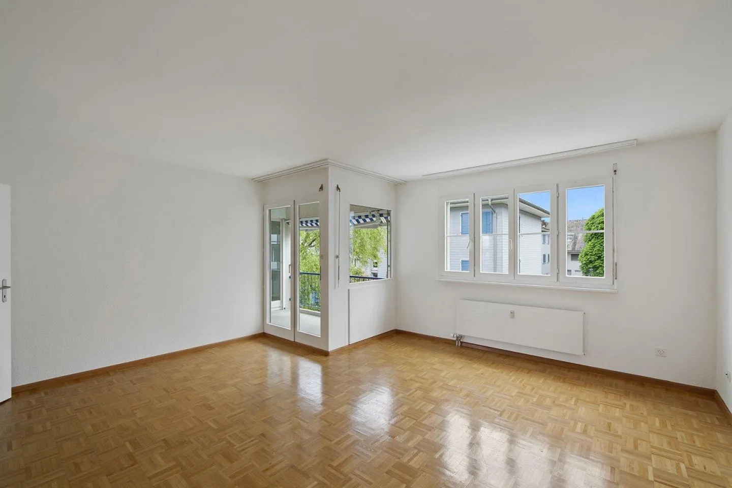 Moderno appartamento di 3,5 stanze con balcone ad Arlesheim - Foto 2 di 10