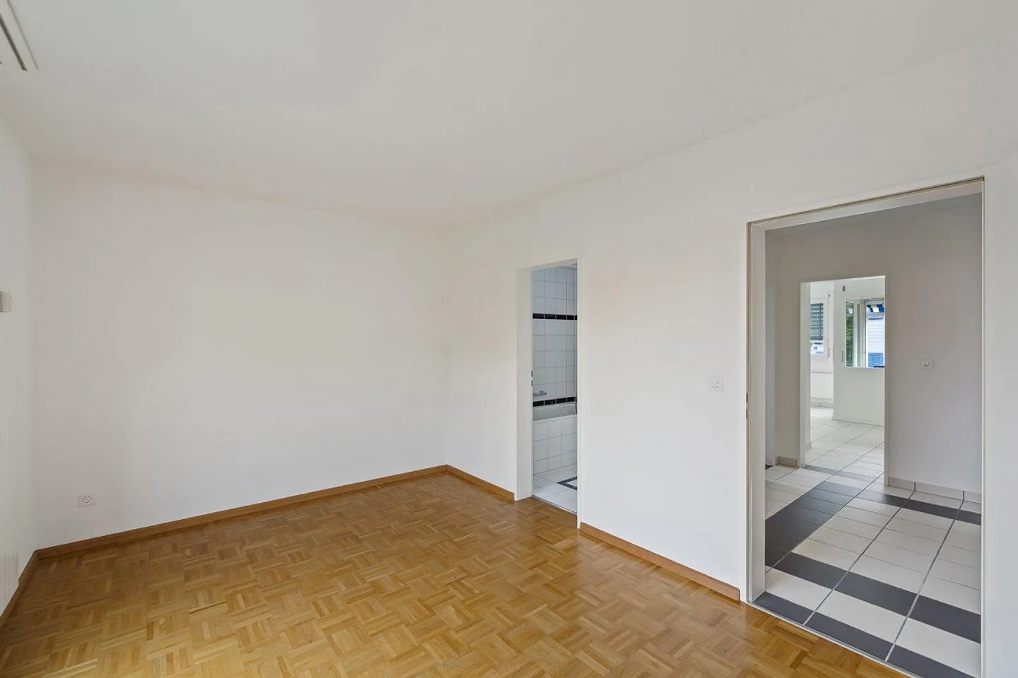 Moderno appartamento di 3,5 stanze con balcone ad Arlesheim - Foto 5 di 10