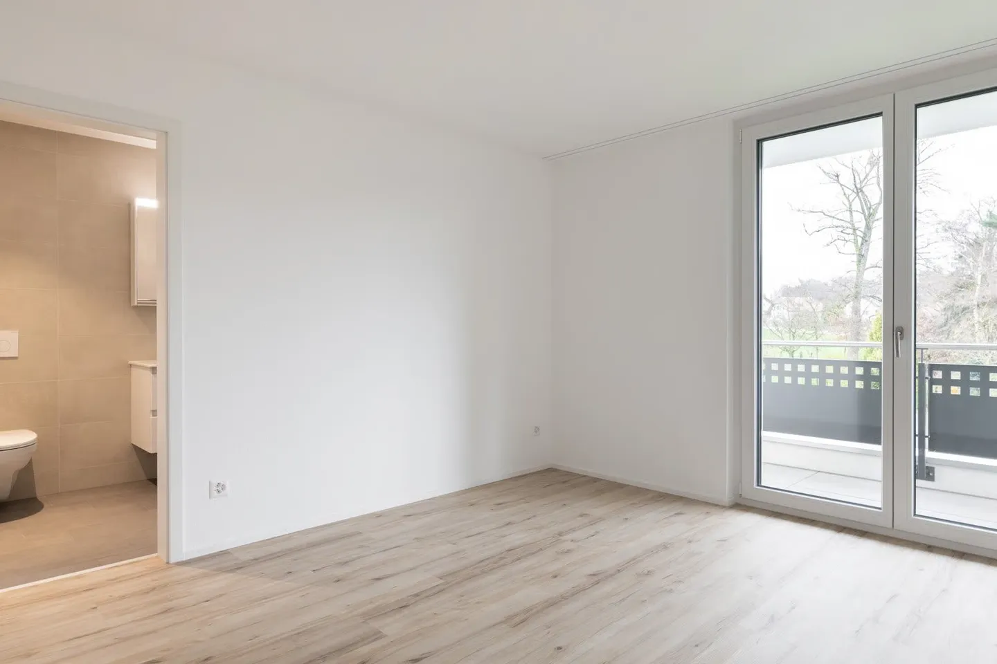 De haute qualité et confortable – Votre nouveau chez-vous avec terrasse de jardin donnant sur l'Oeschbach - Photo 2 sur 12