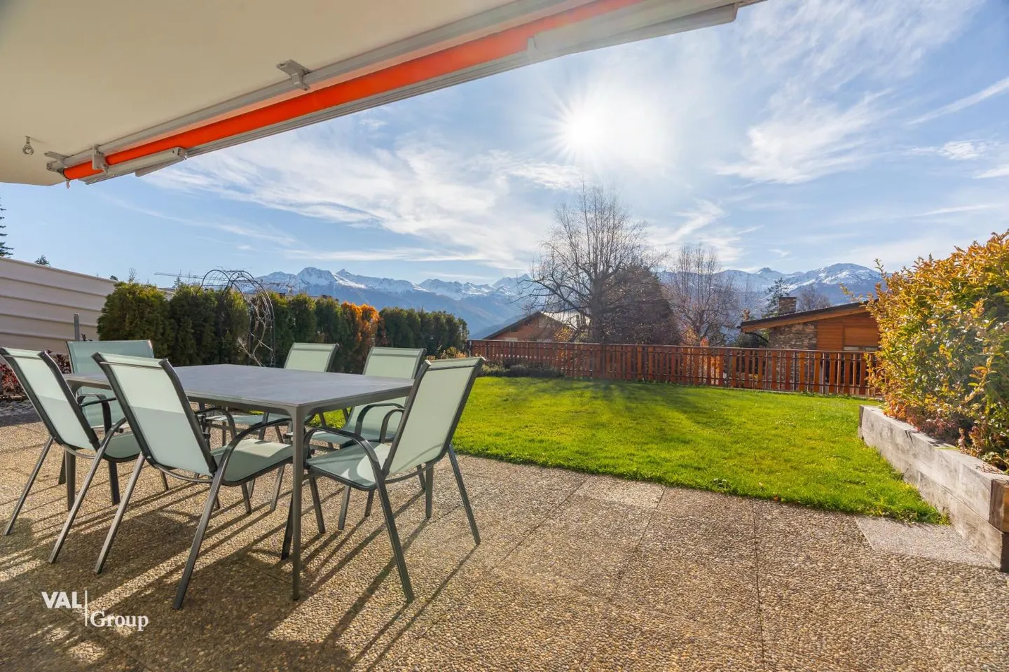 Alpine Eleganz und moderner Komfort im Herzen von Crans-Montana - Foto 1 von 13
